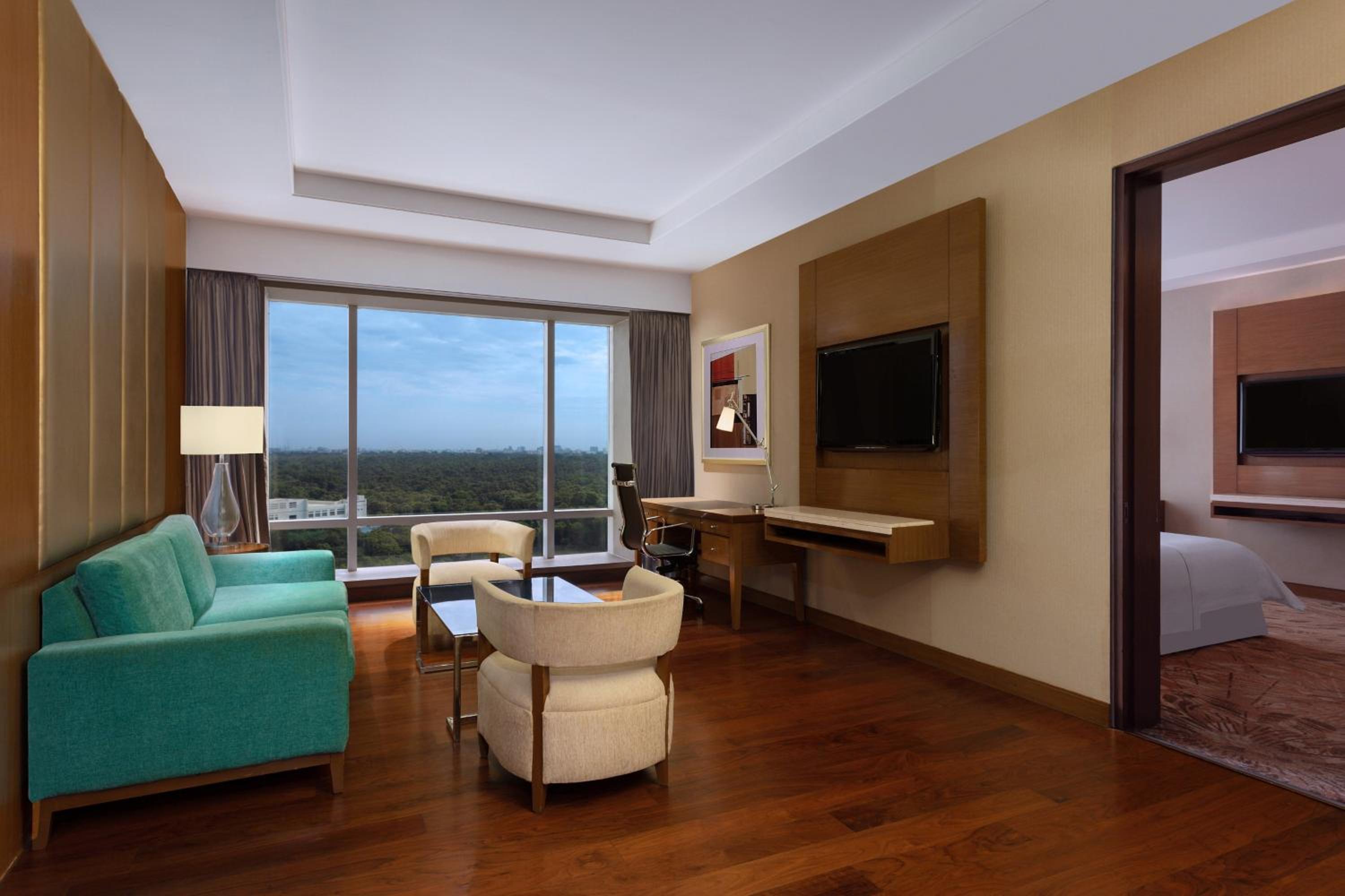 Business Suite with Executive Lounge Access photo 2