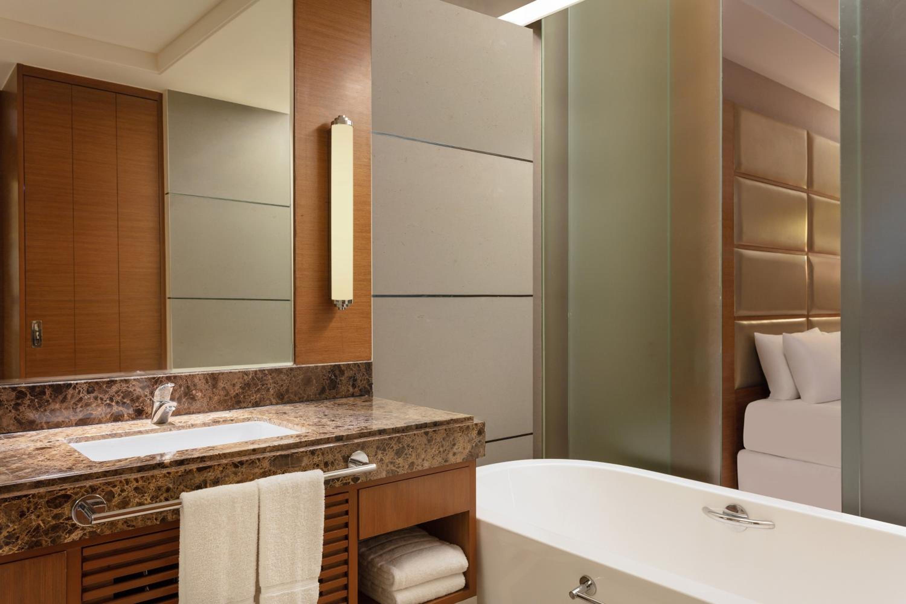 Business Suite with Executive Lounge Access photo 3