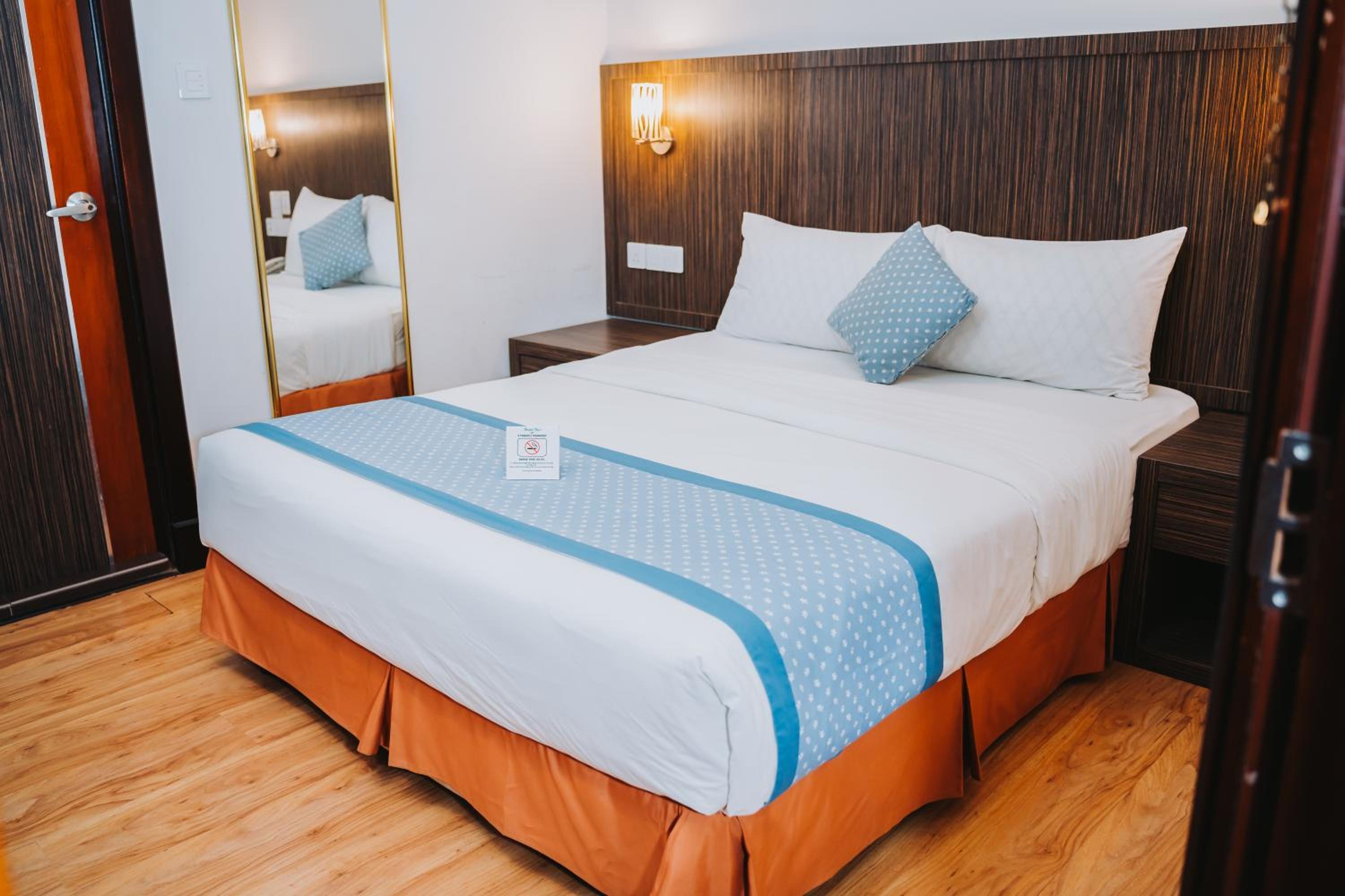 Standard Queen Room - Photo 8