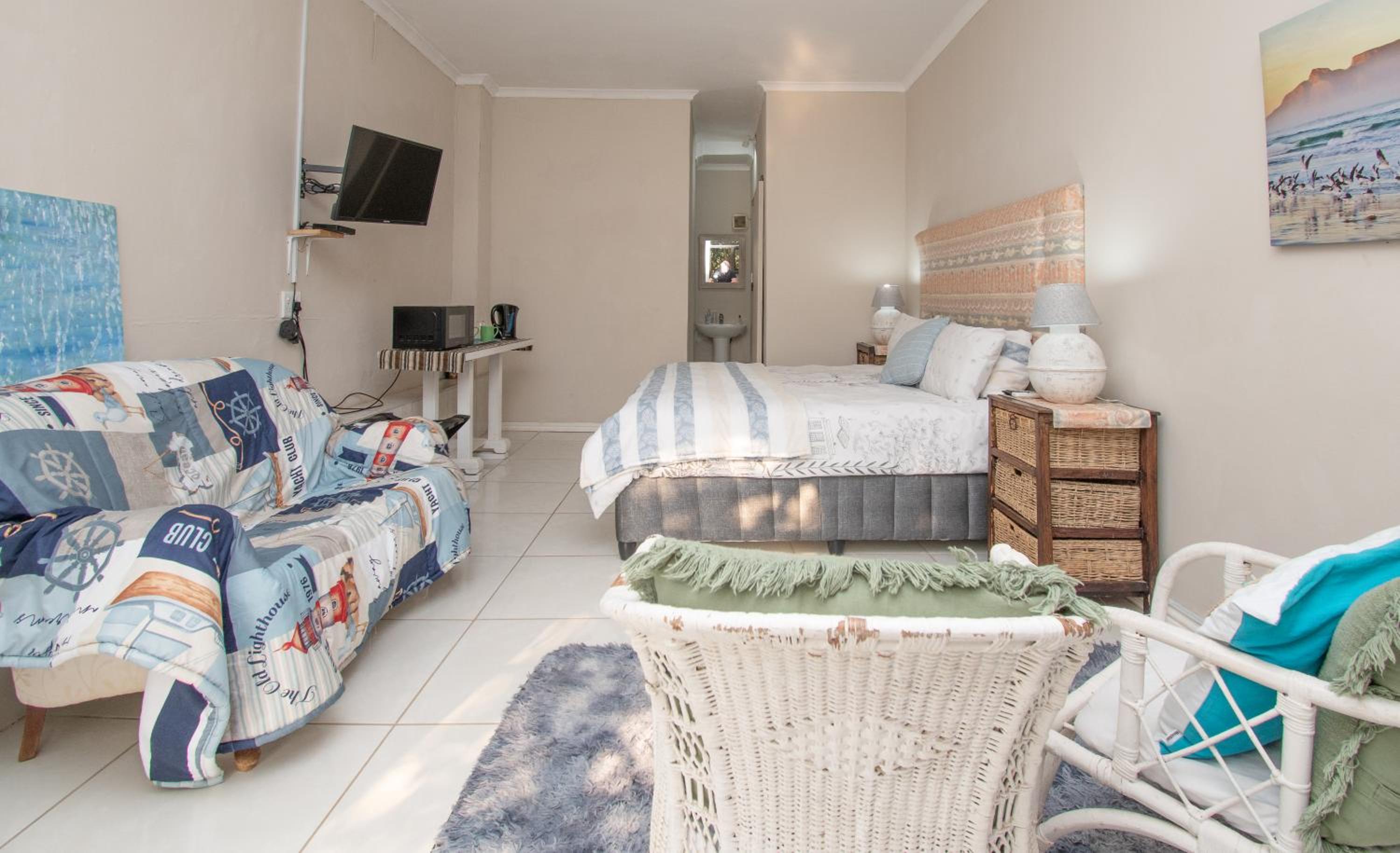 Standard King Room - Photo 14