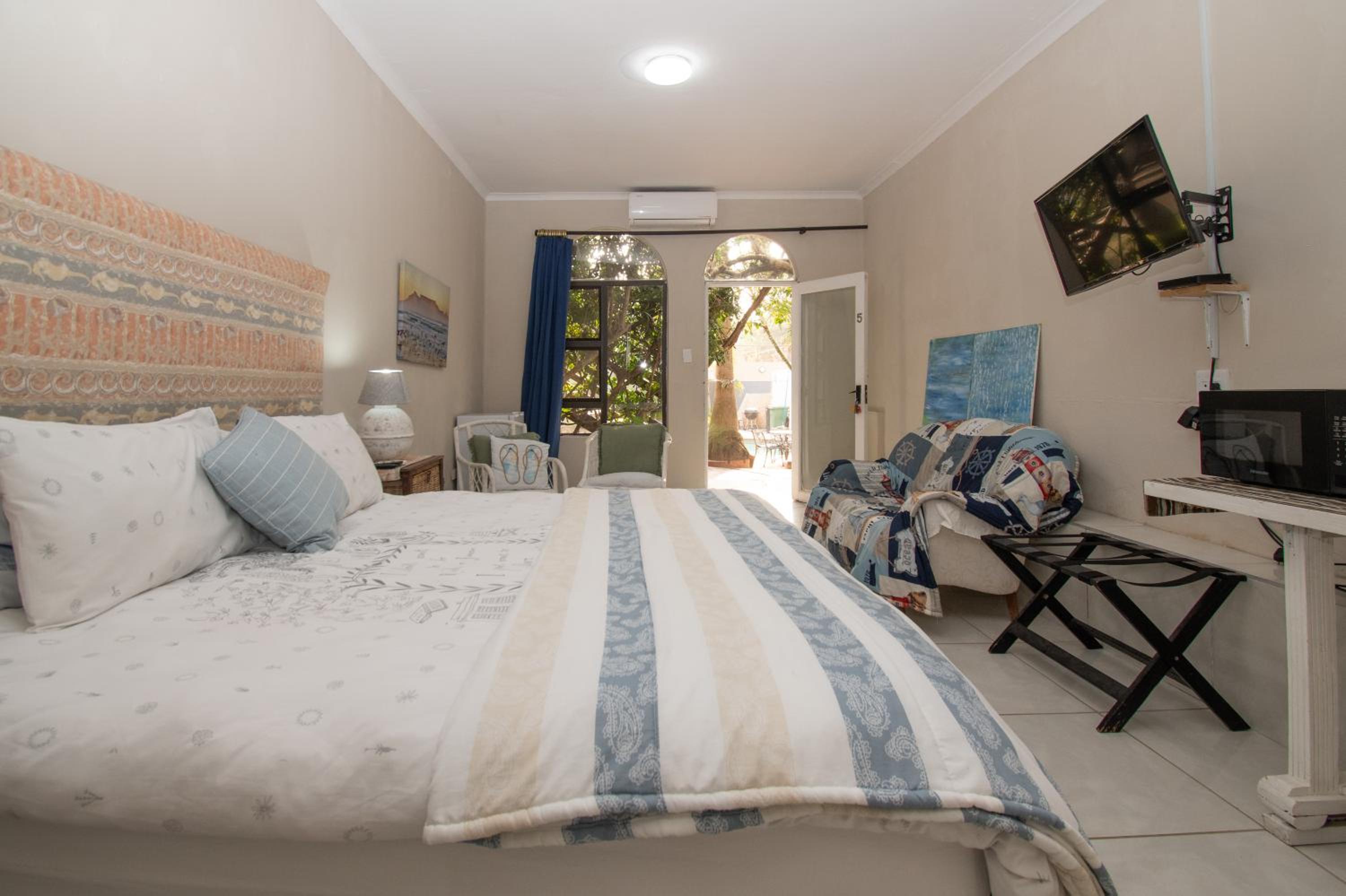 Standard King Room - Photo 6