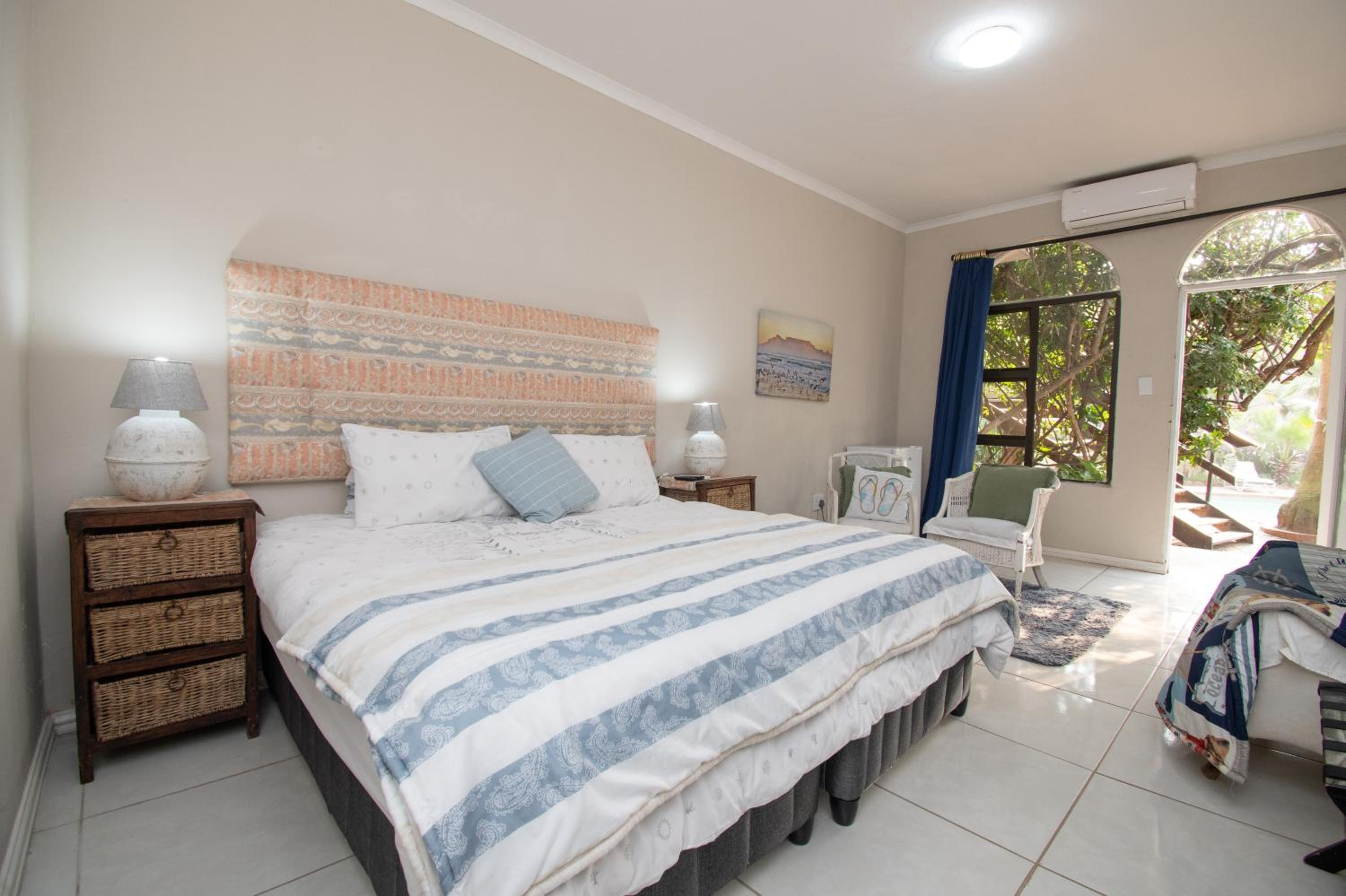 Standard King Room - Photo 13