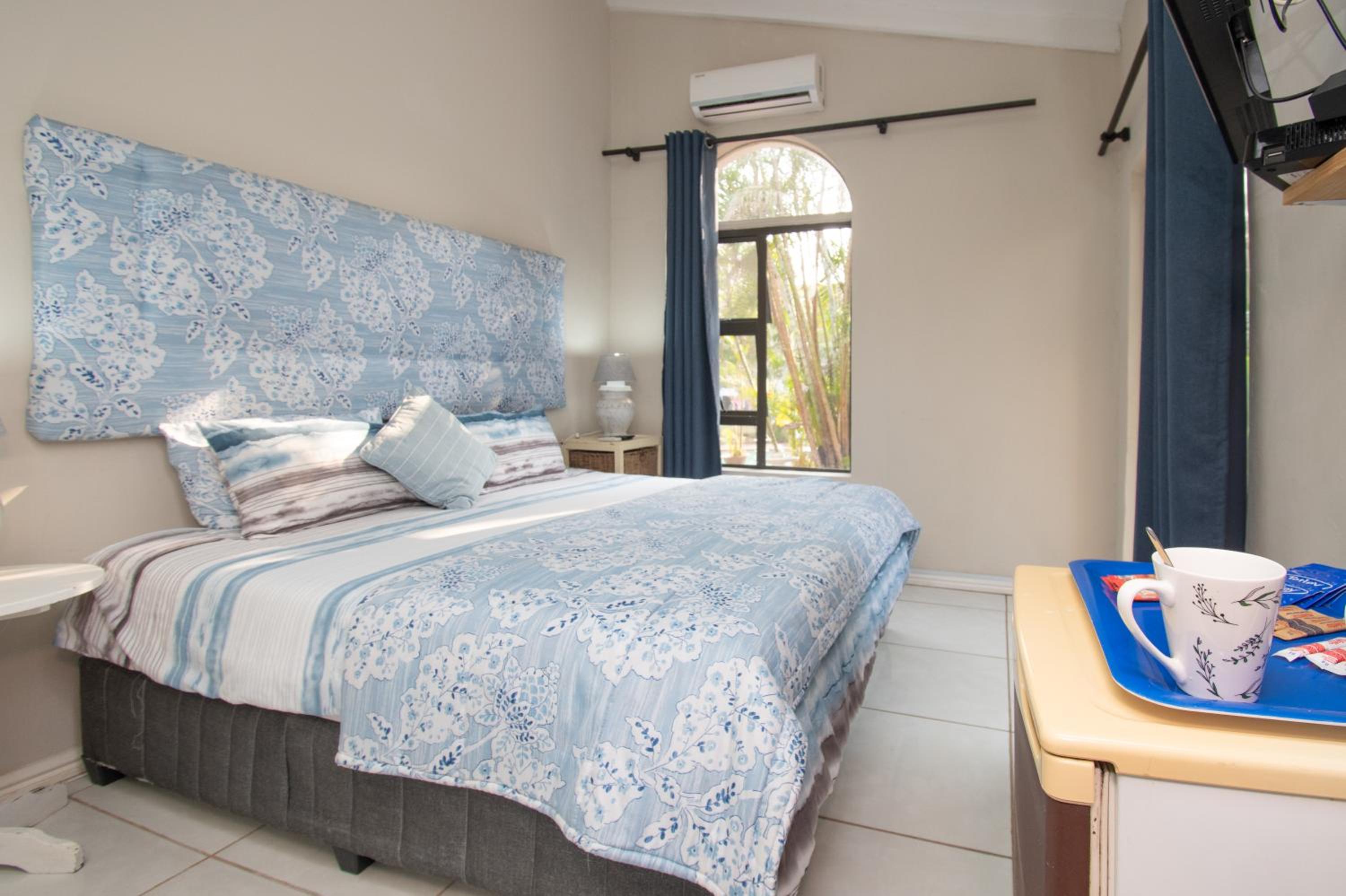 Standard King Room - Photo 12