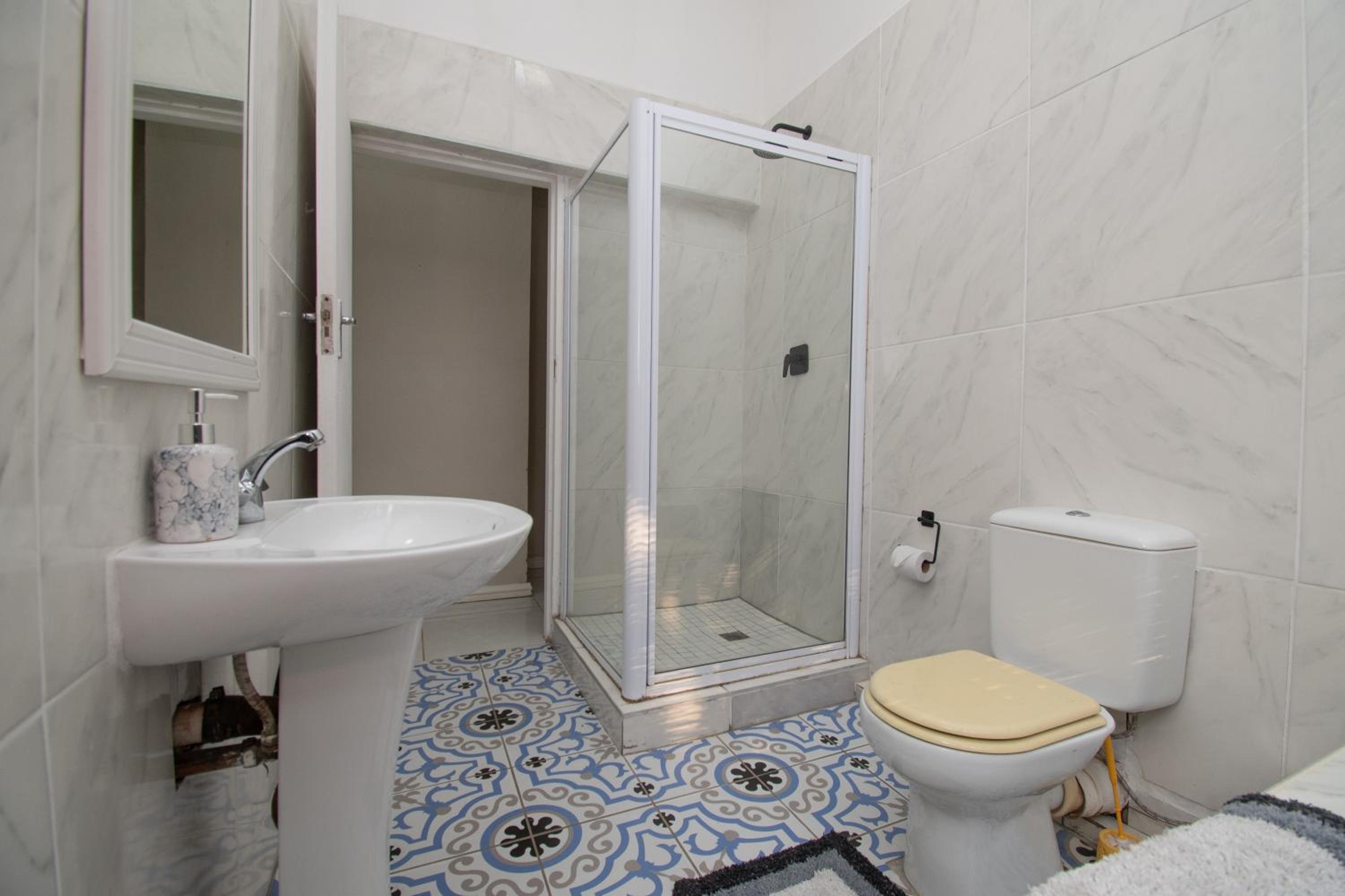 Standard King Room - Photo 11