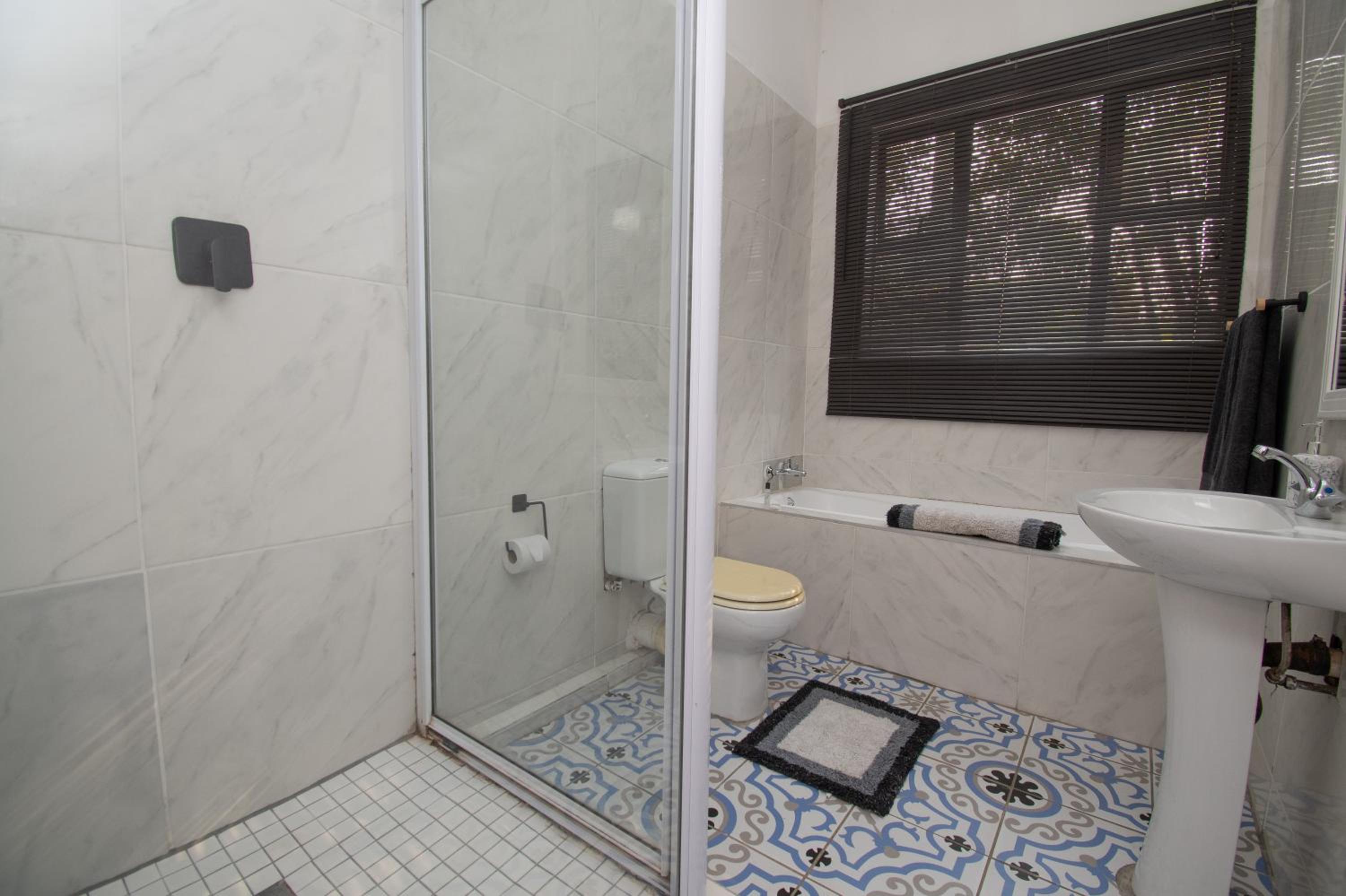 Standard King Room - Photo 9