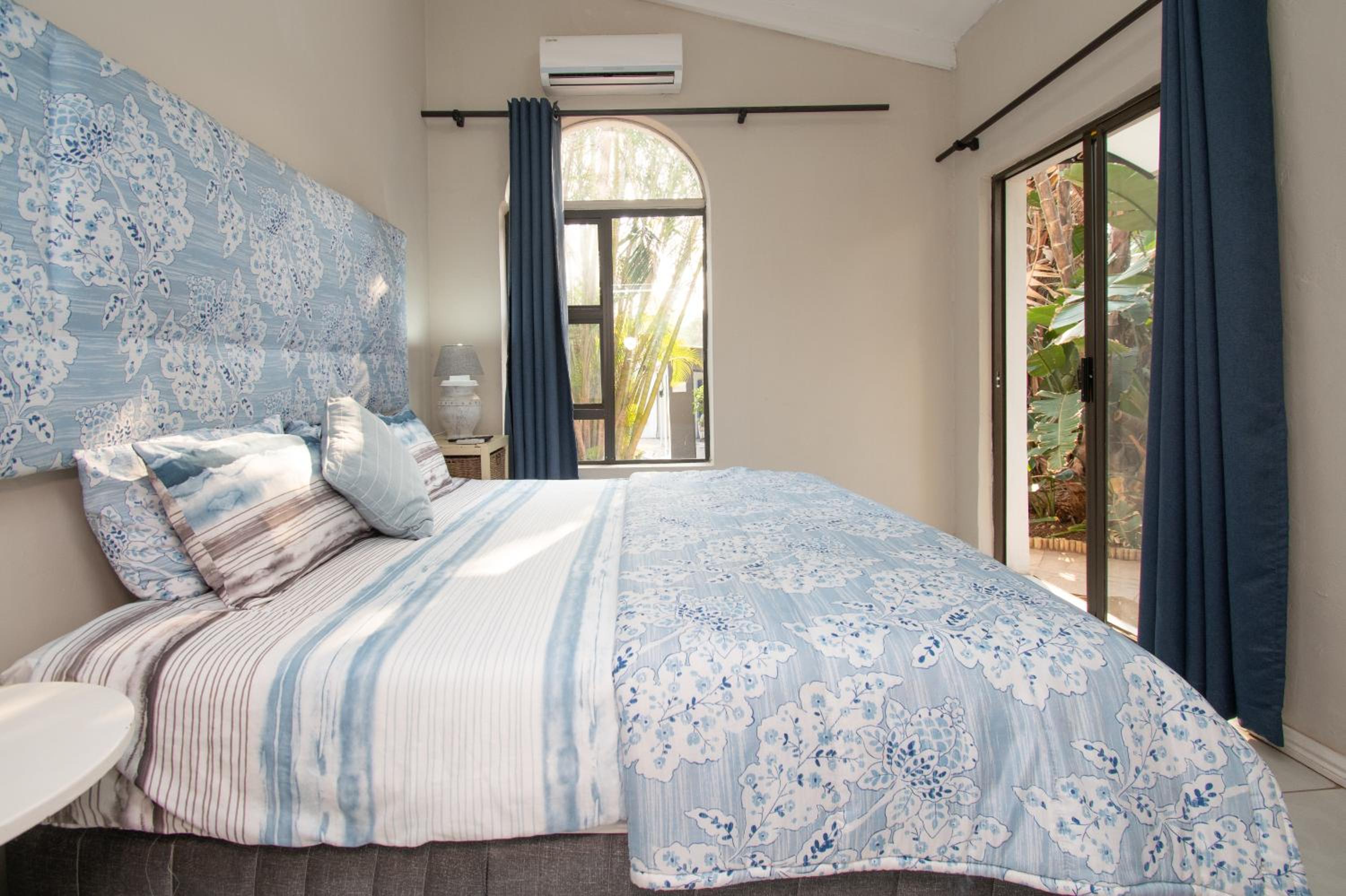 Standard King Room - Photo 15
