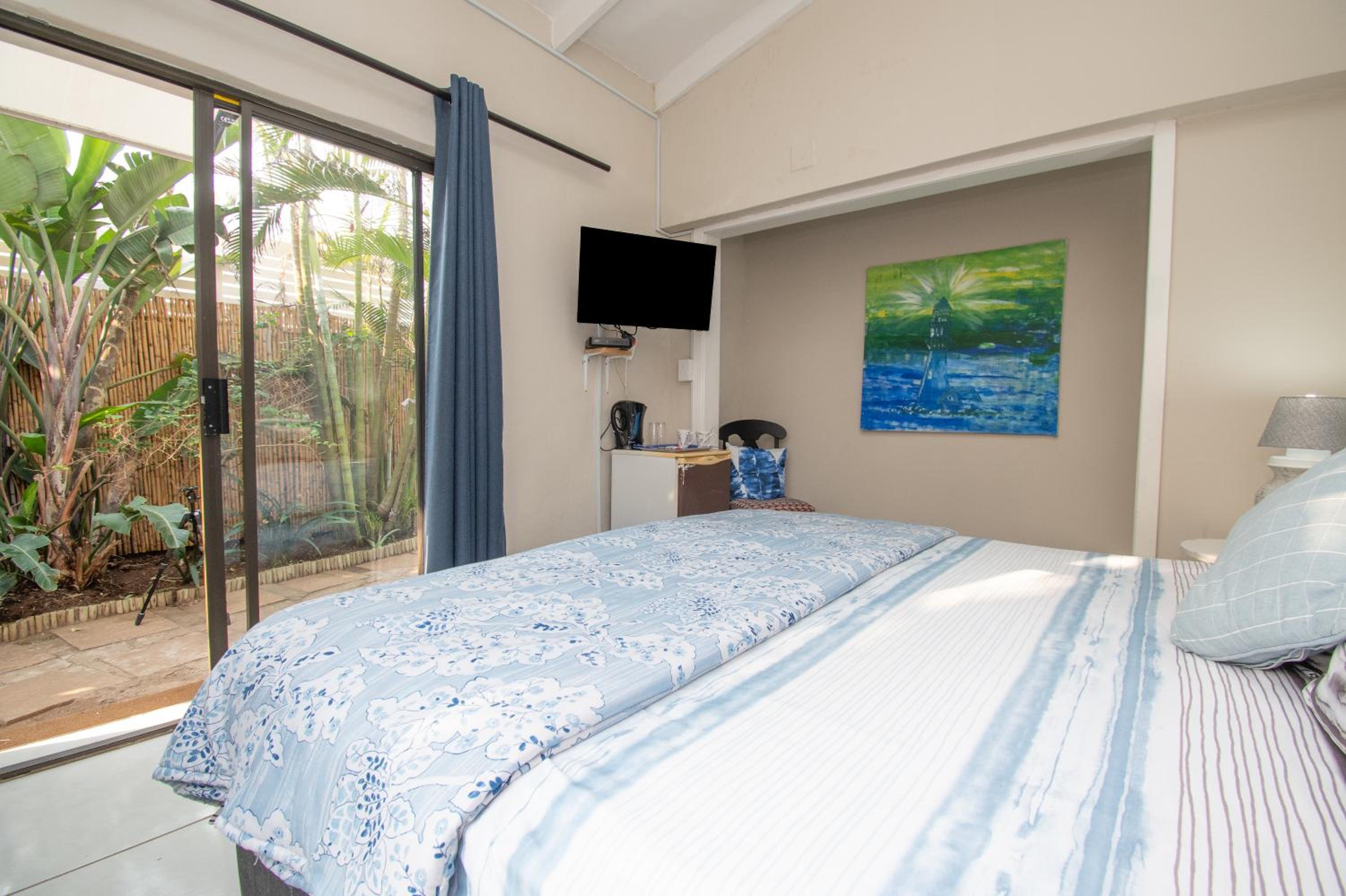 Standard King Room - Photo 8