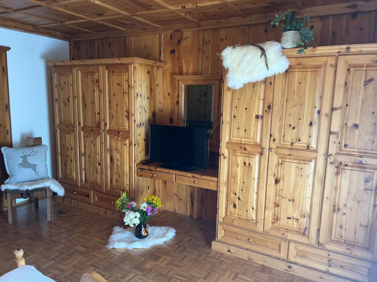 Six-Bedroom House photo 1