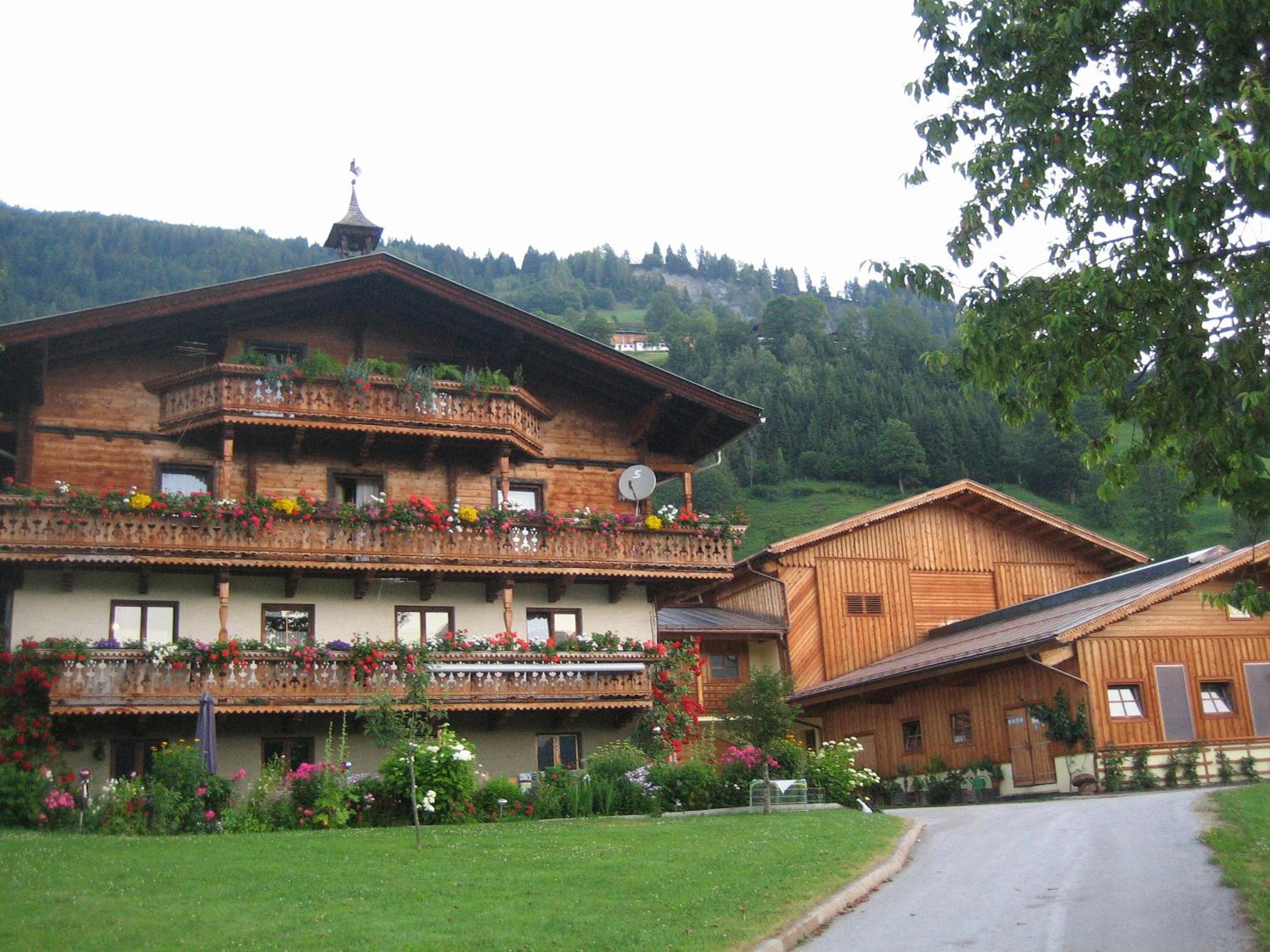 Six-Bedroom House photo 2