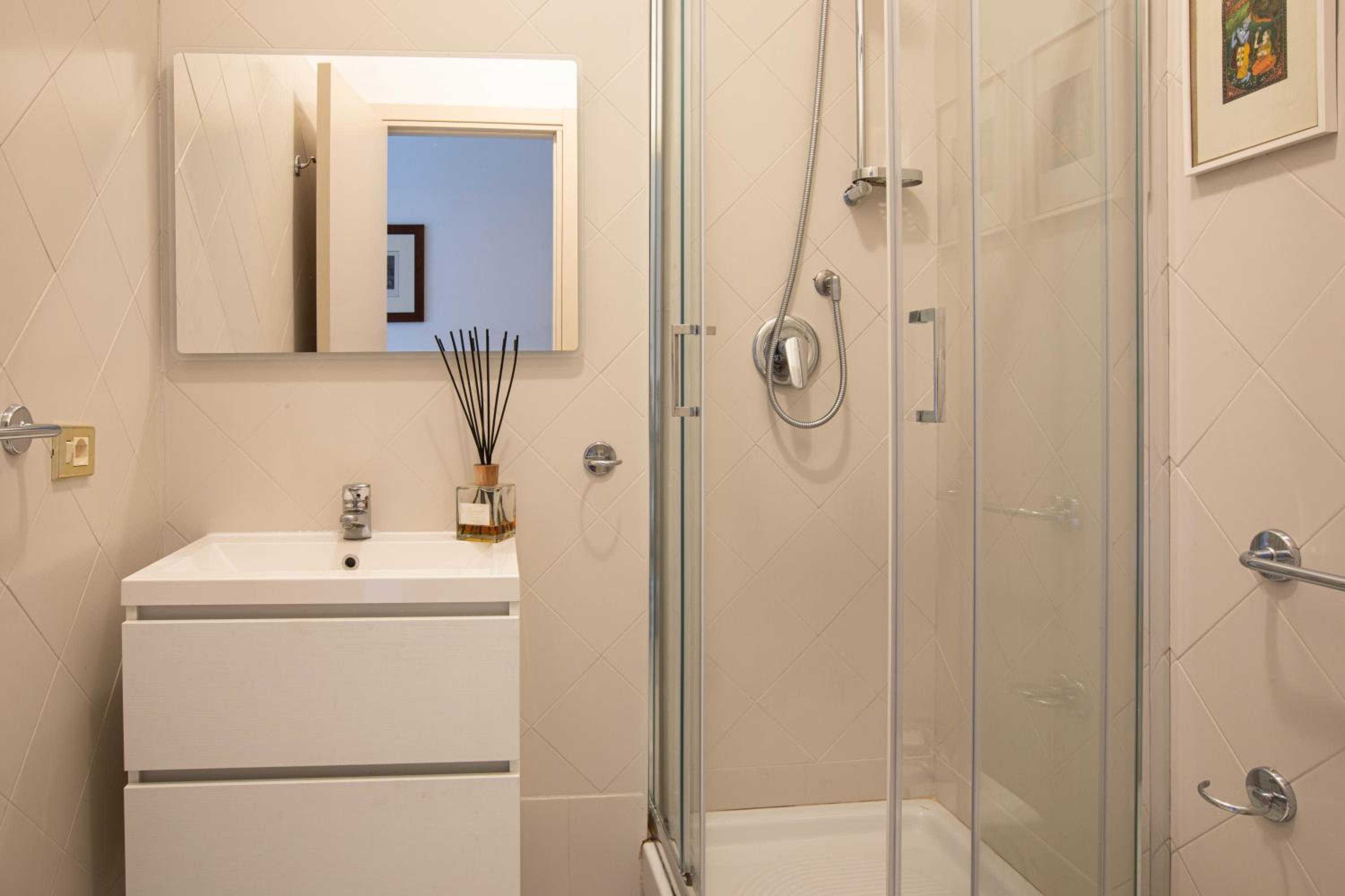 Single Room with Bathroom photo 2