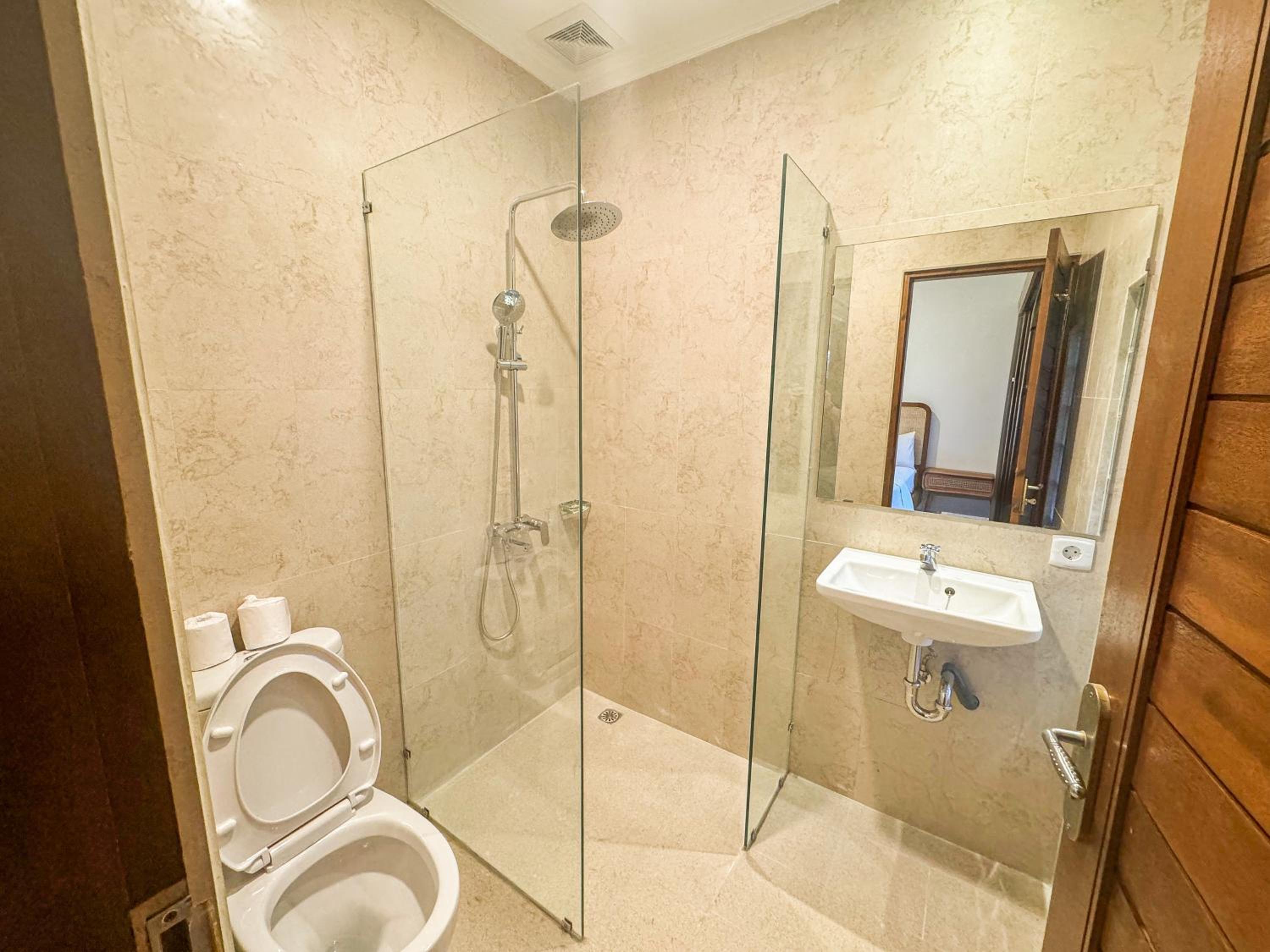 Deluxe Double Room with Balcony - Photo 4