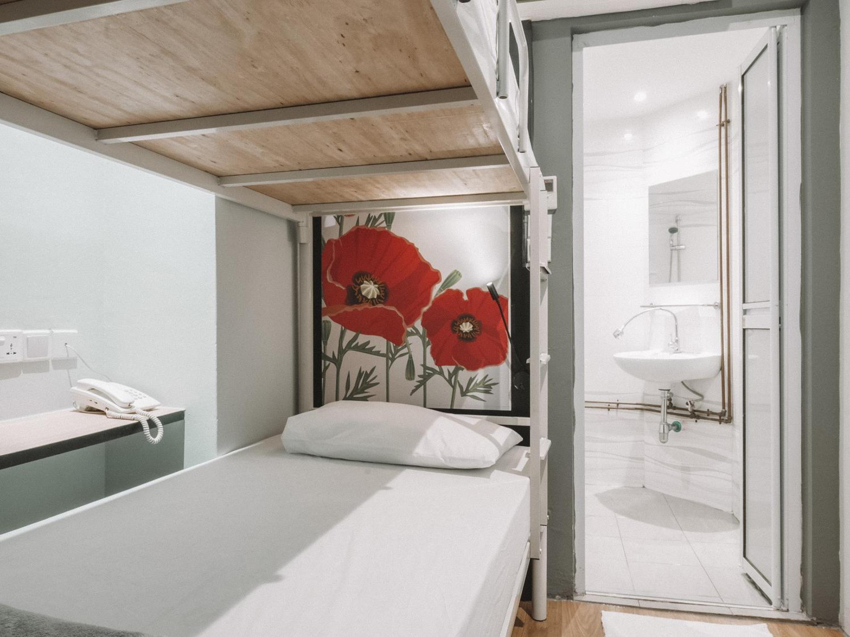 Single Capsule In 2-Bed Female No Window Room photo 2