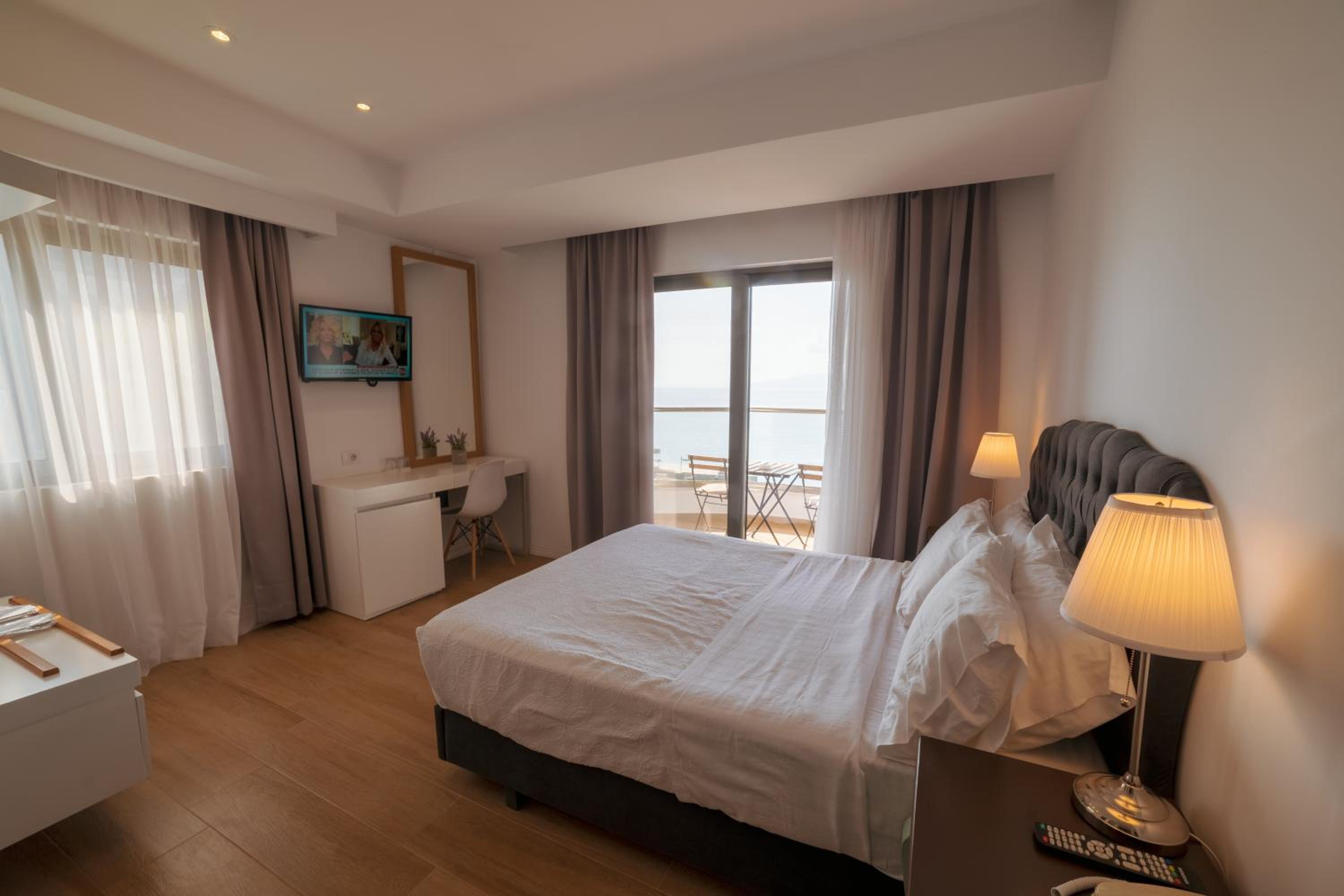 Deluxe Double Room with Sea View photo 2