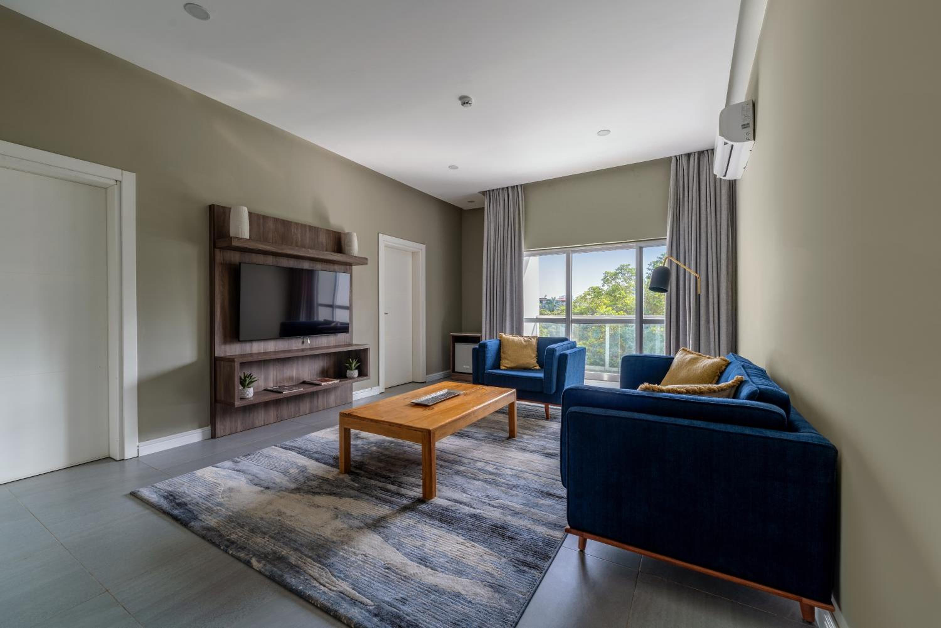 Executive Suite - Photo 4