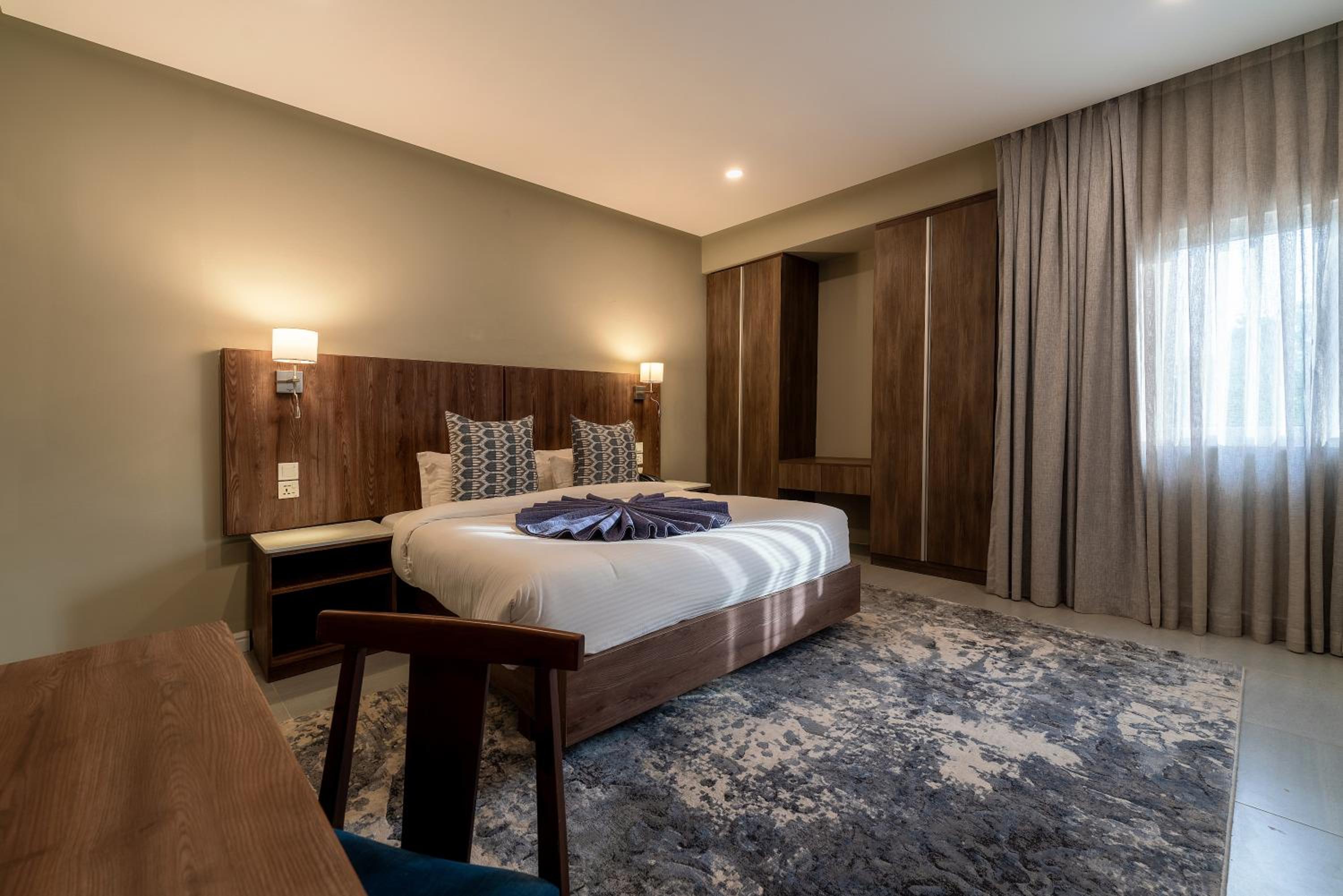 Executive Suite - Photo 3