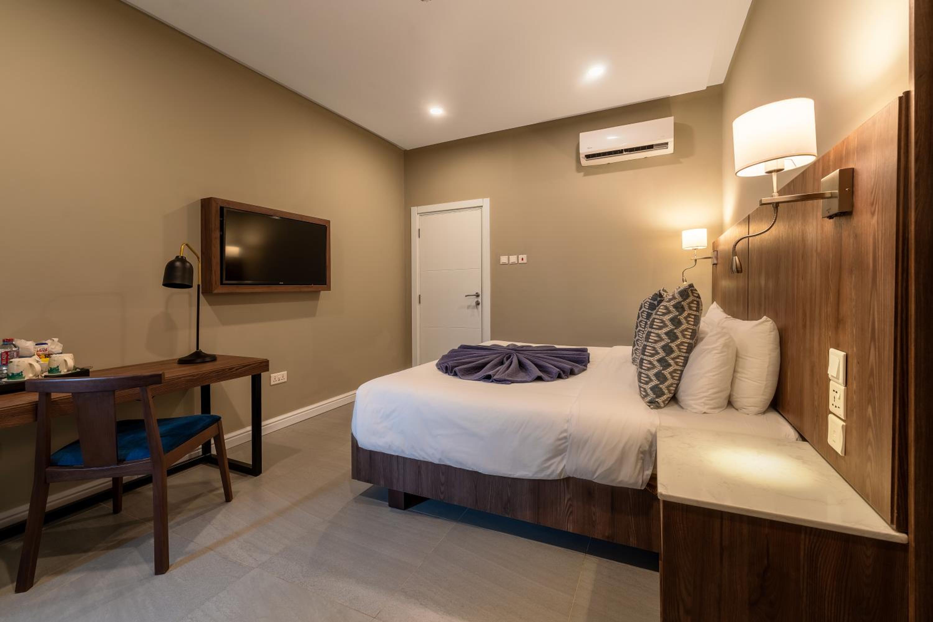 Executive Suite - Photo 6
