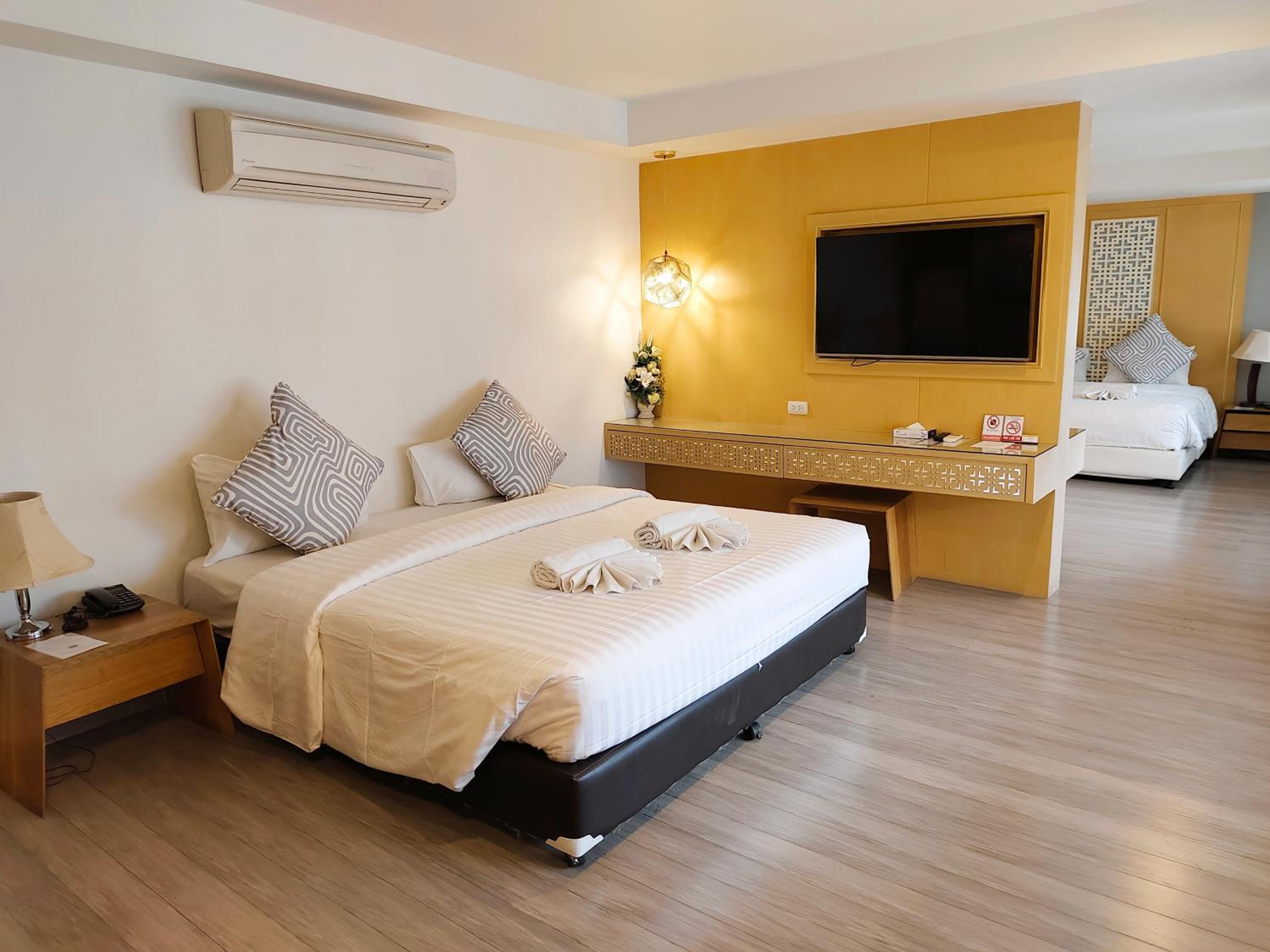 Executive Suite - Photo 6