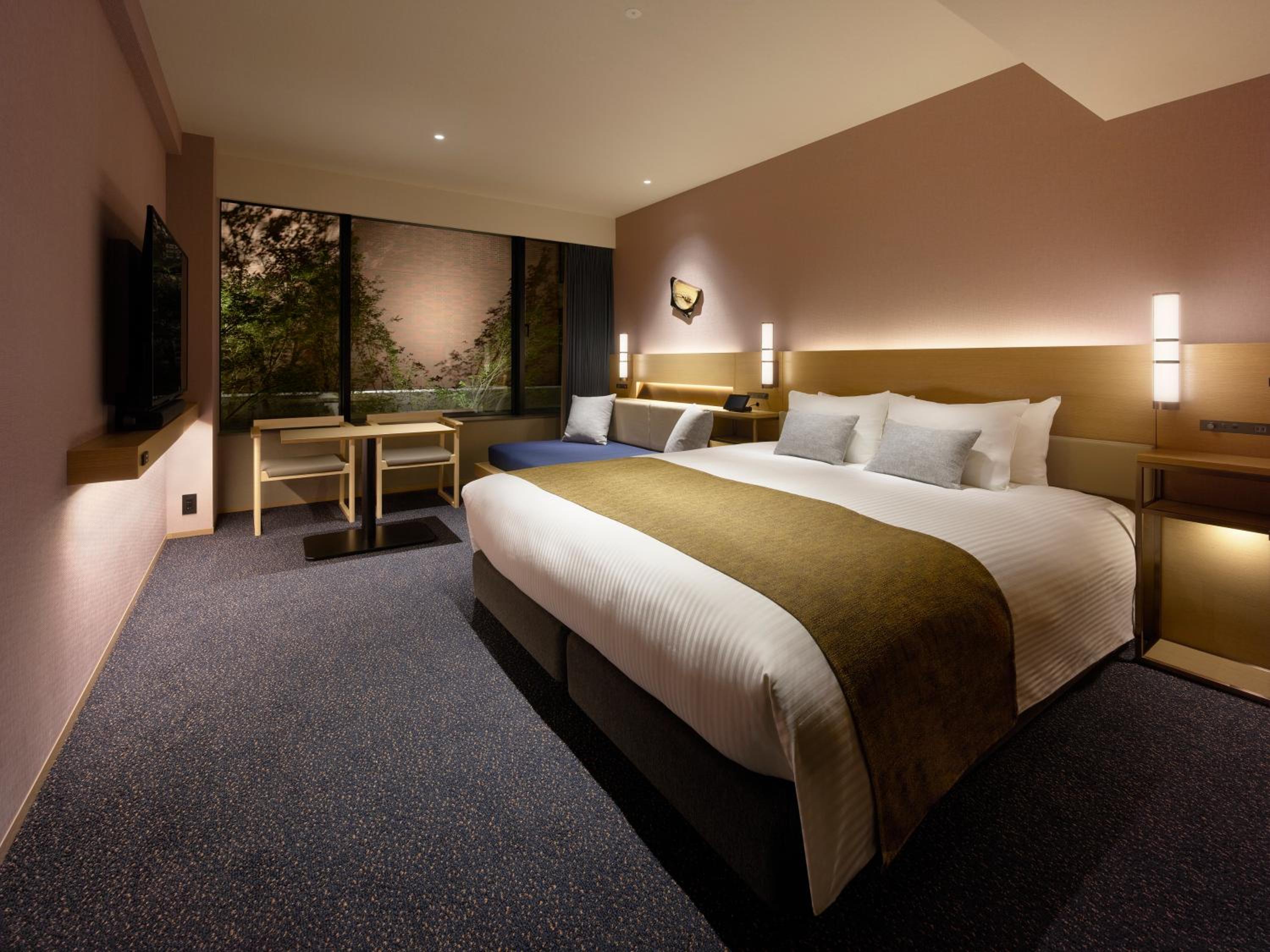 Superior King Room with Extra Bed (3 Adults) - Photo 1