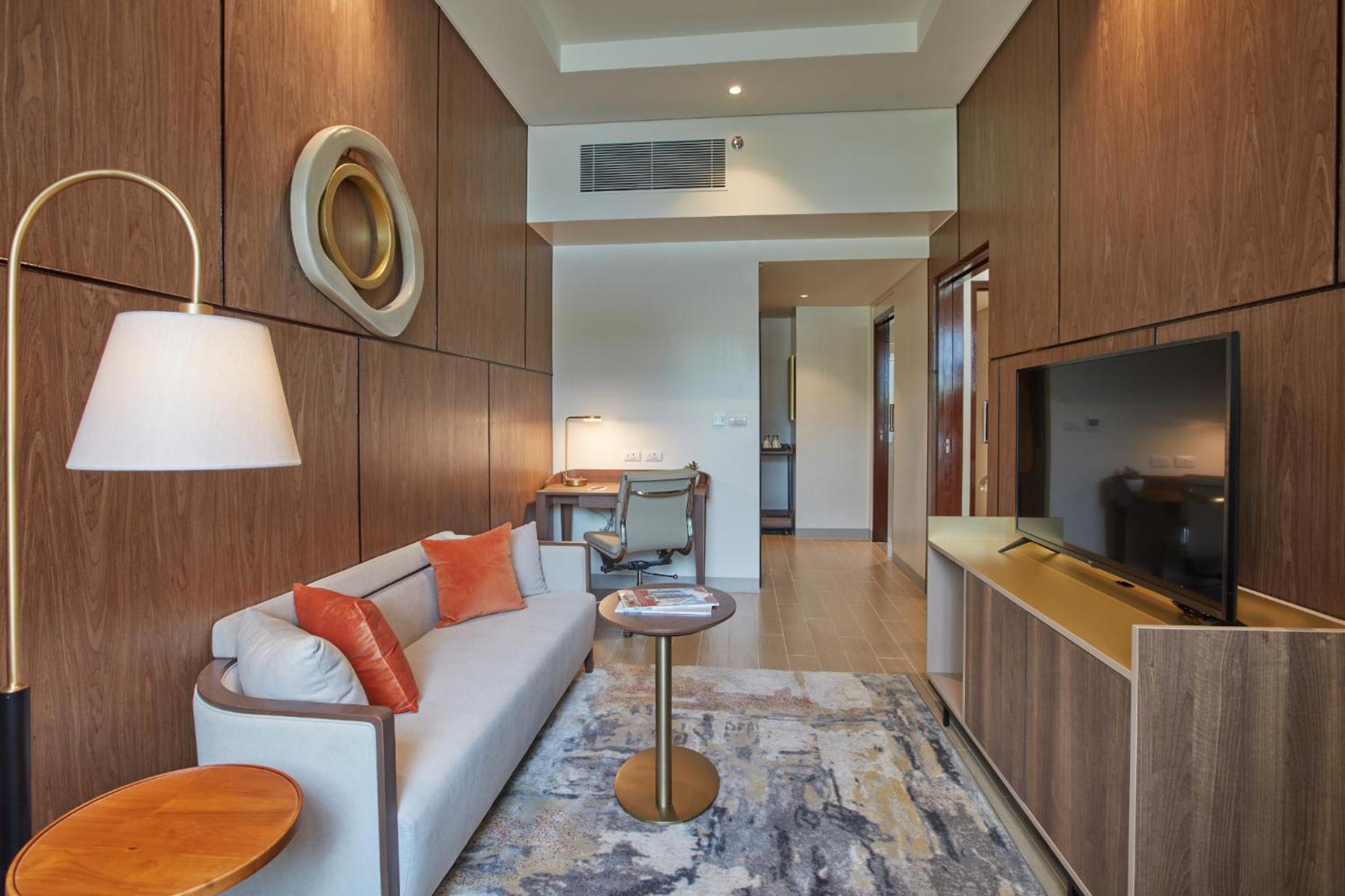 Executive 1 Bedroom Suite with Free Scheduled Airport Shuttle Service