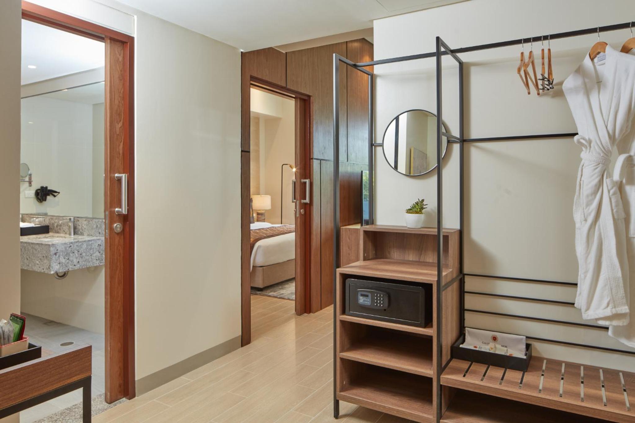 Executive 1 Bedroom Suite with Free Scheduled Airport Shuttle Service