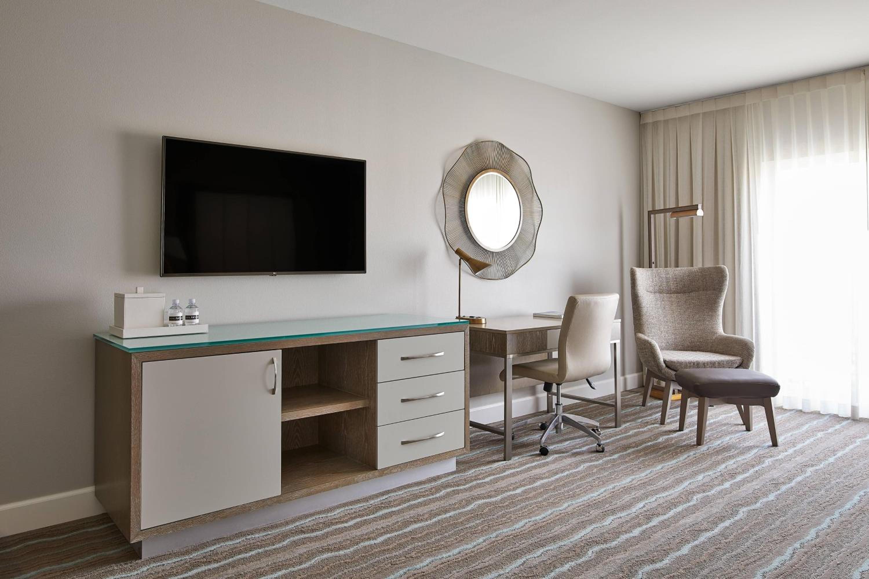 Queen Room with Balcony photo 2