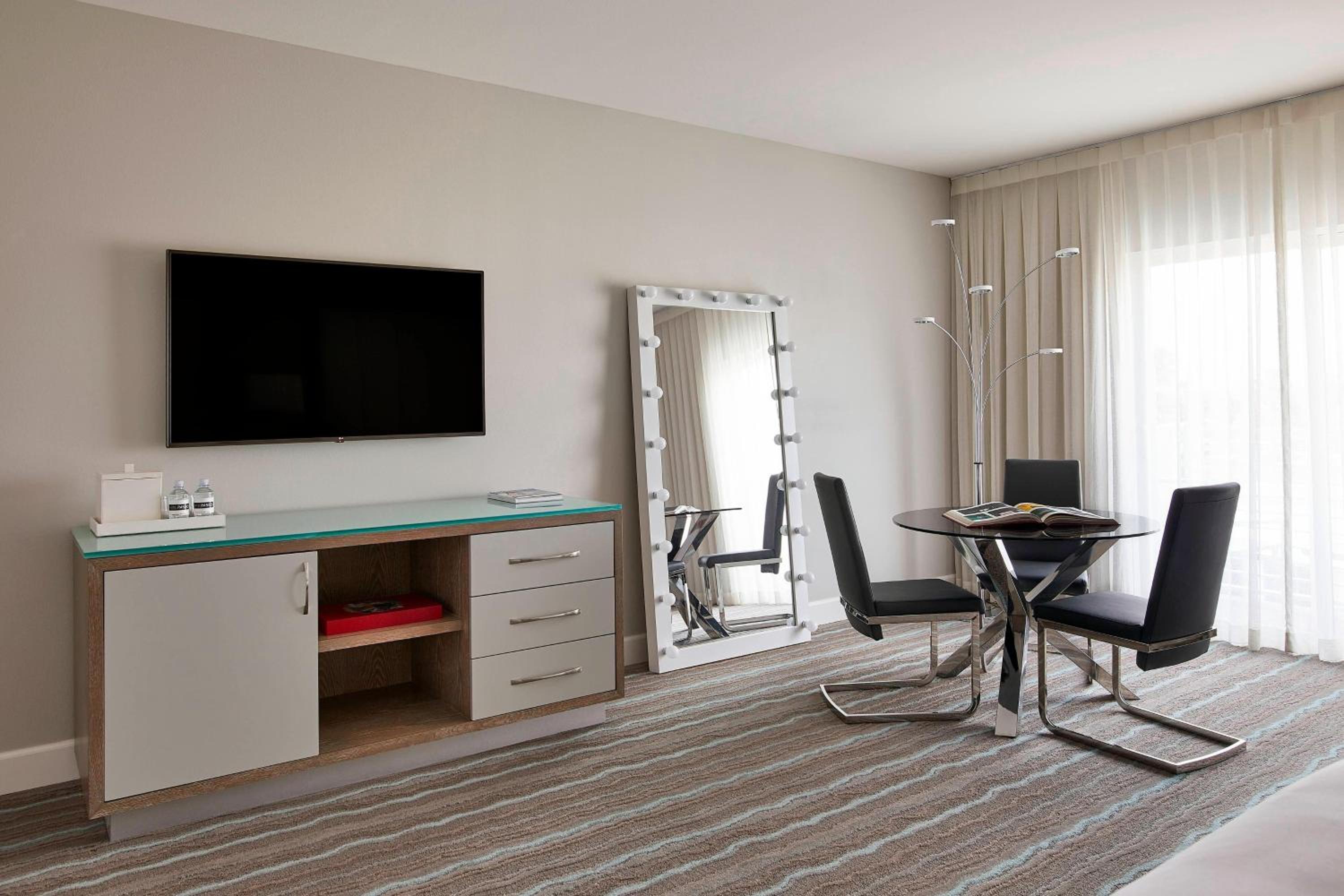 Queen Room with Two Queen Beds, Balcony and Mountain View photo 2