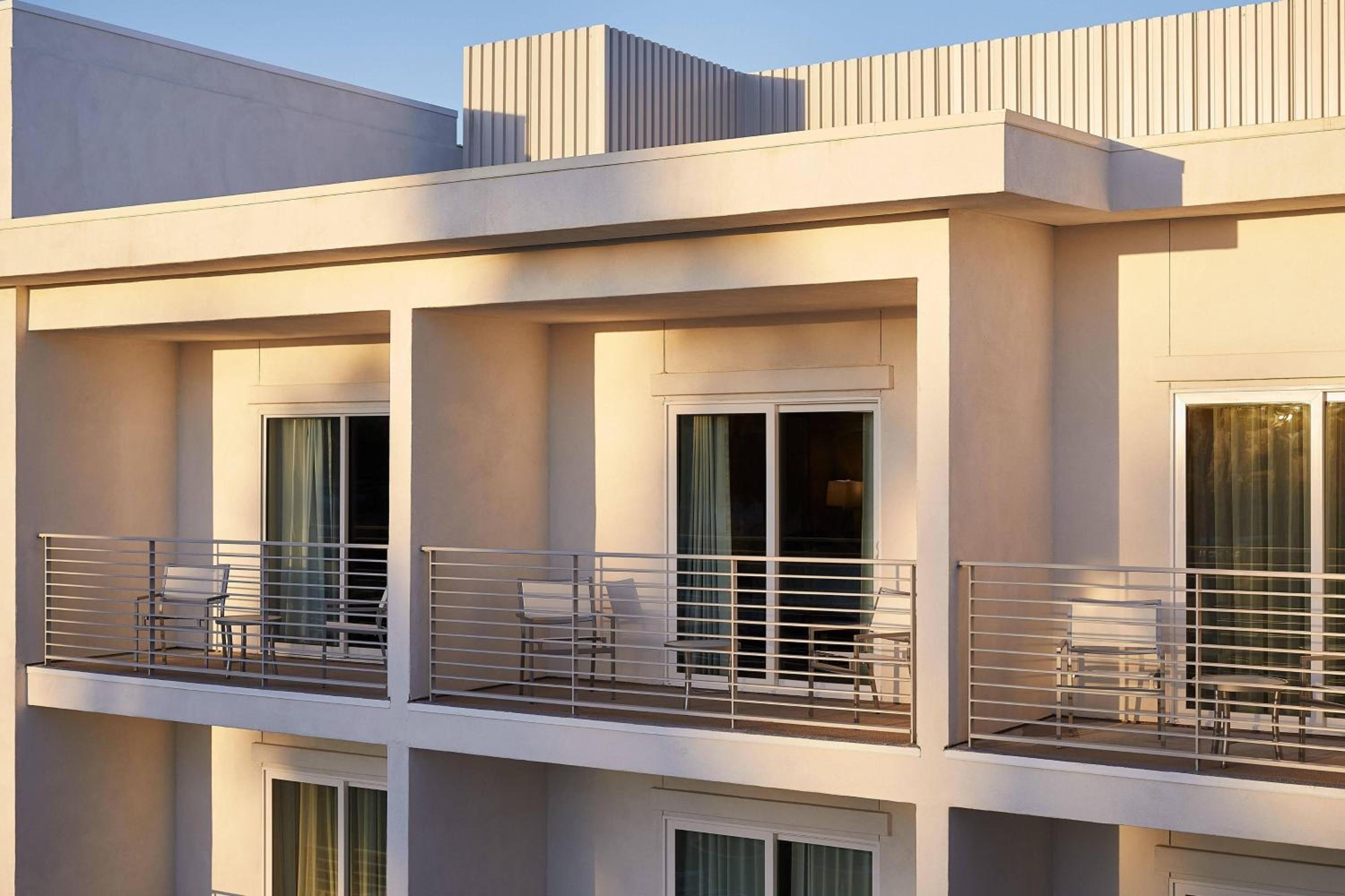 Grand King Suite with Balcony and Mountain View photo 2