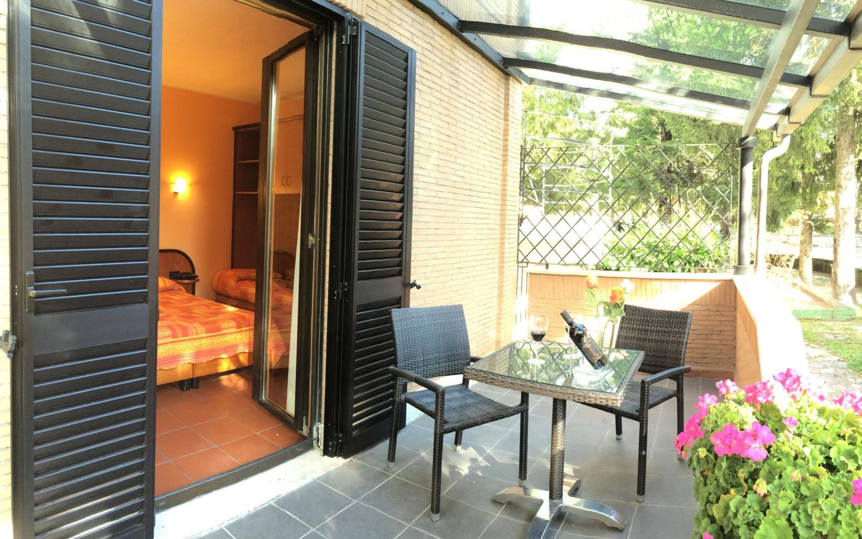 Double Room with Balcony - Photo 2