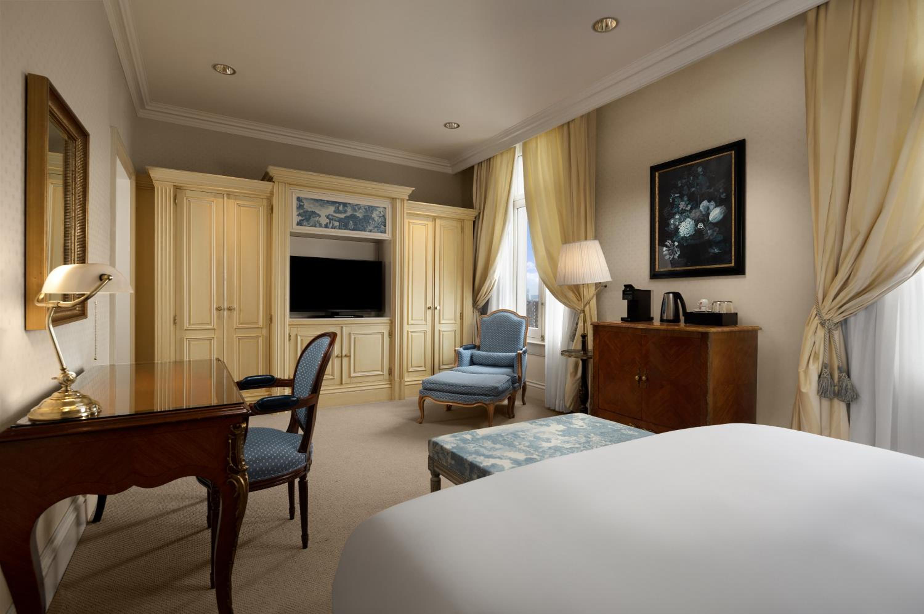 Premium King Room with River View photo 2