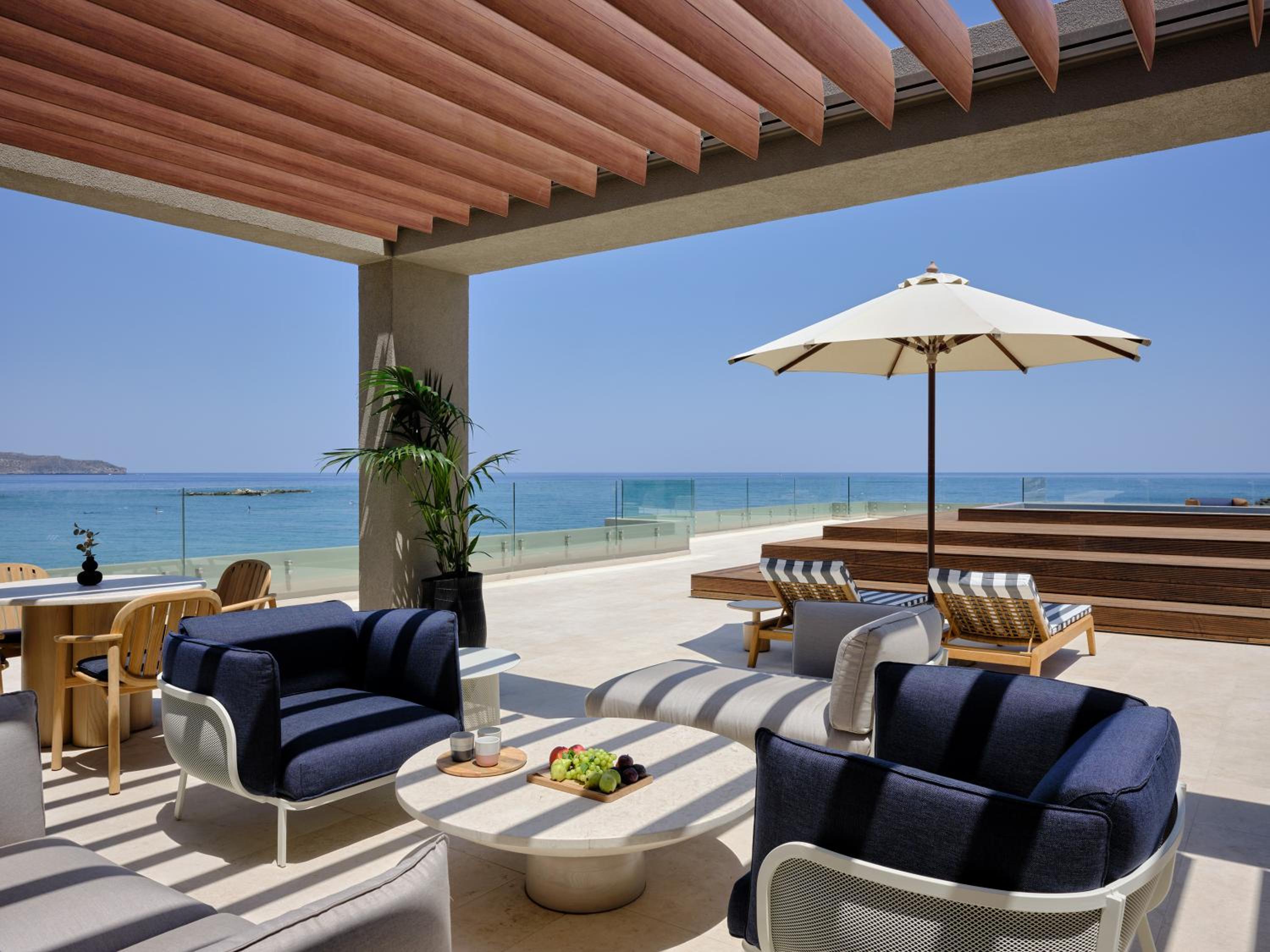 Signature Frontal Sea View Suite Hydro Plunge Pool