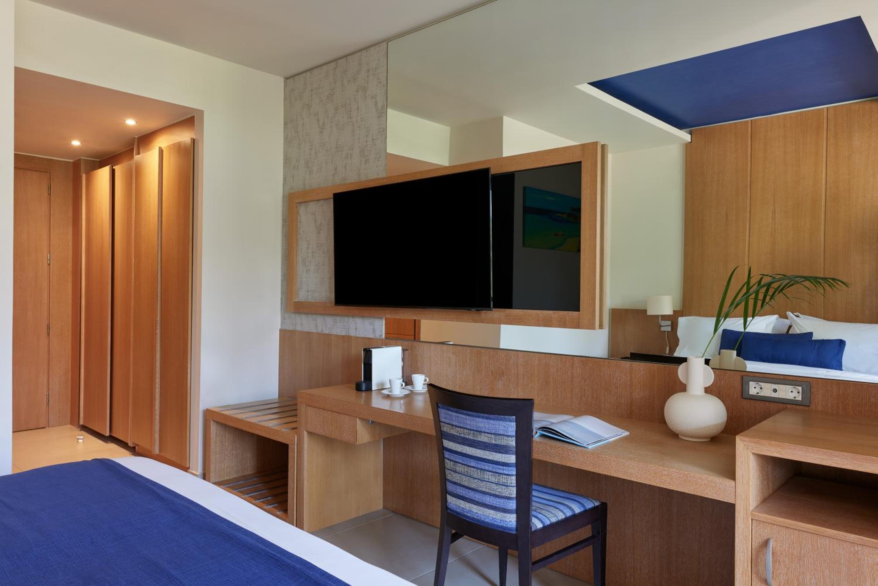 Deluxe Inland View Room thumbnail 5