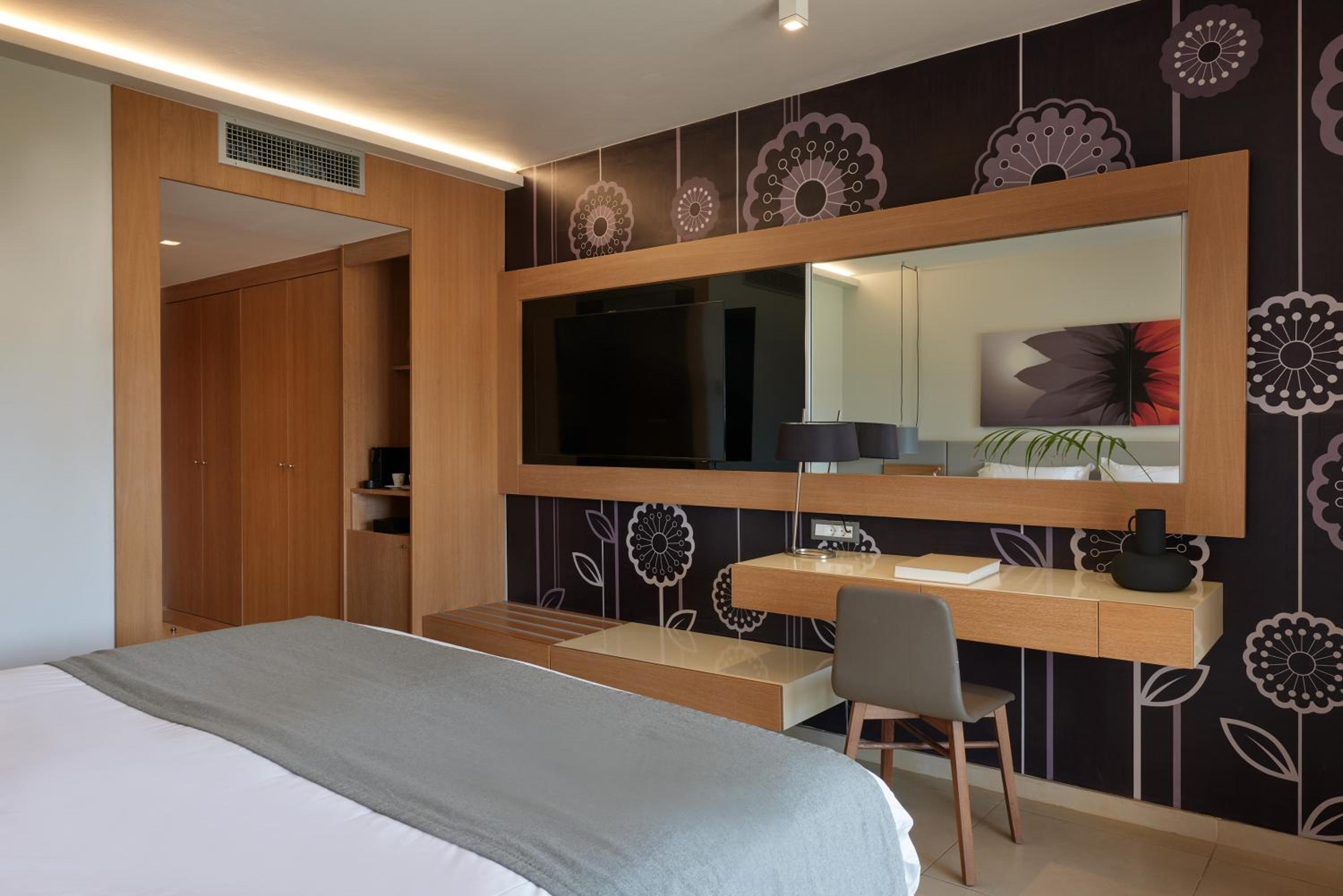 Superior Room Lagoon View thumbnail 6