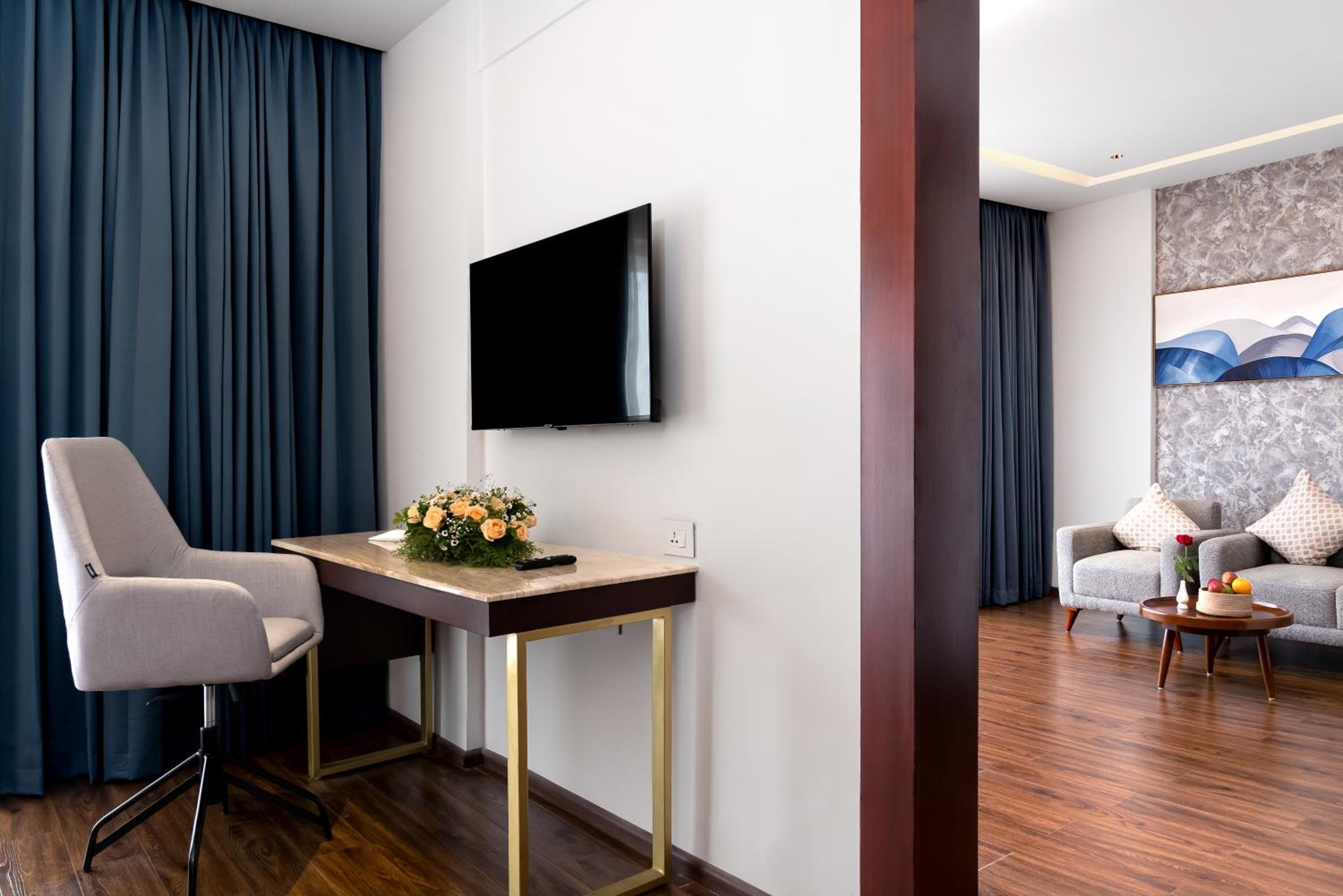 Executive Suite - Photo 1