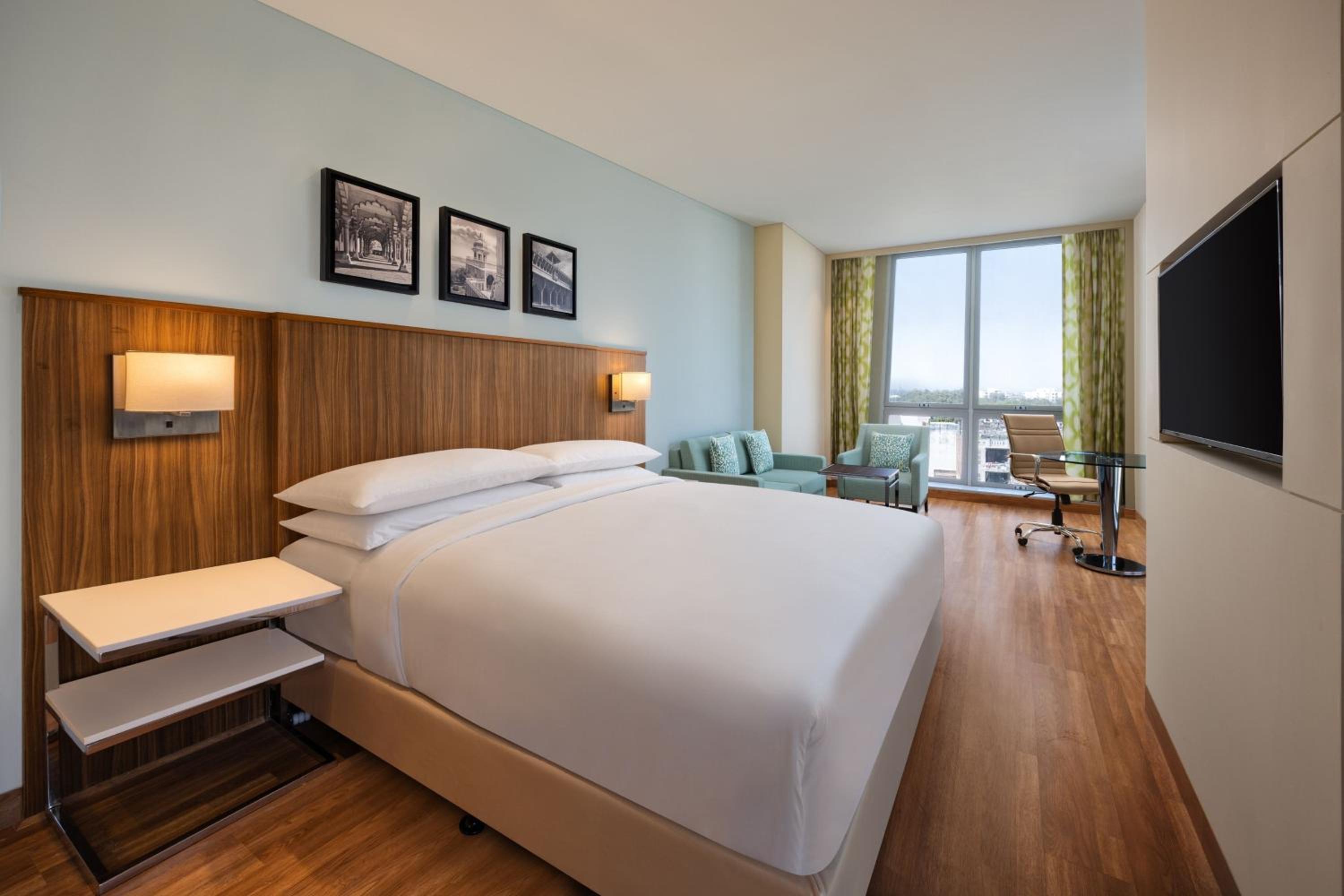 Premium King Room with Taj View, 20% Discount on Food & Soft Beverages and Laundry - Photo 3