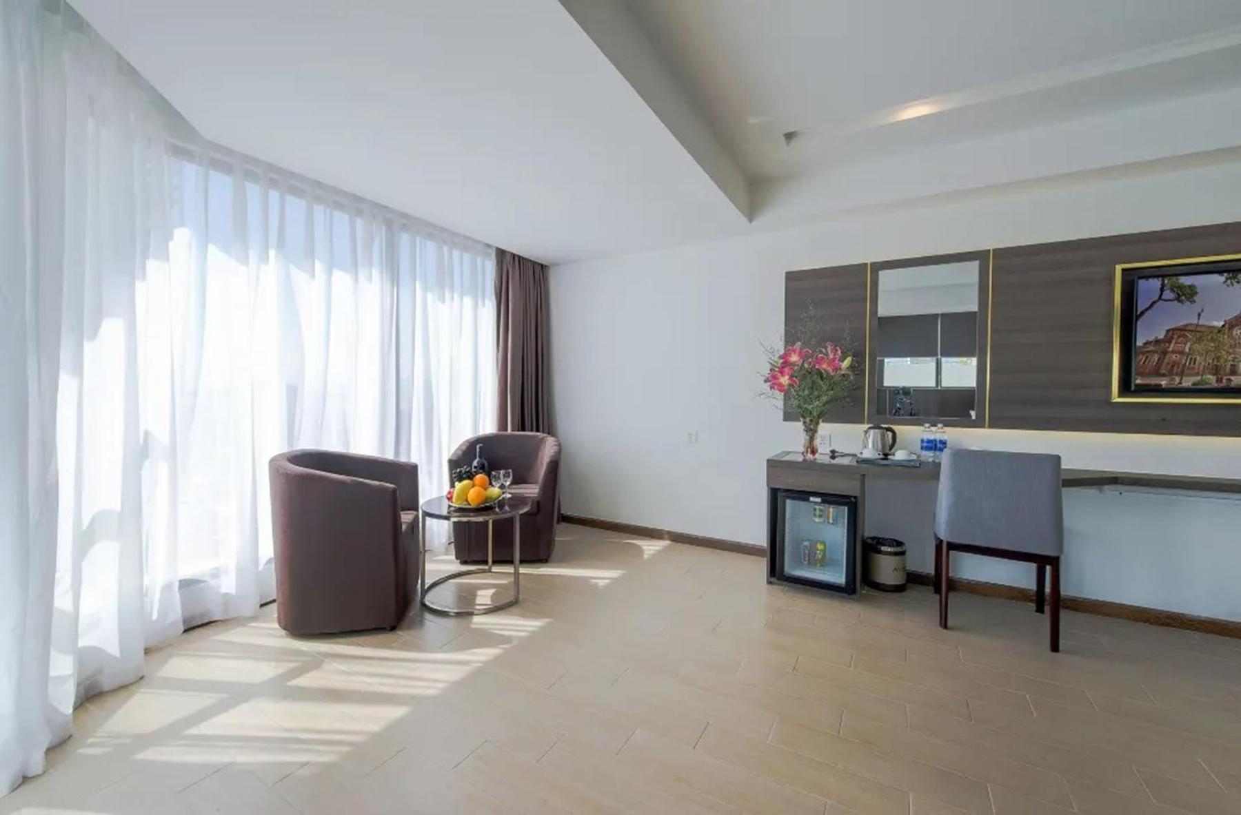 Executive City View with Balcony and Bathtub
