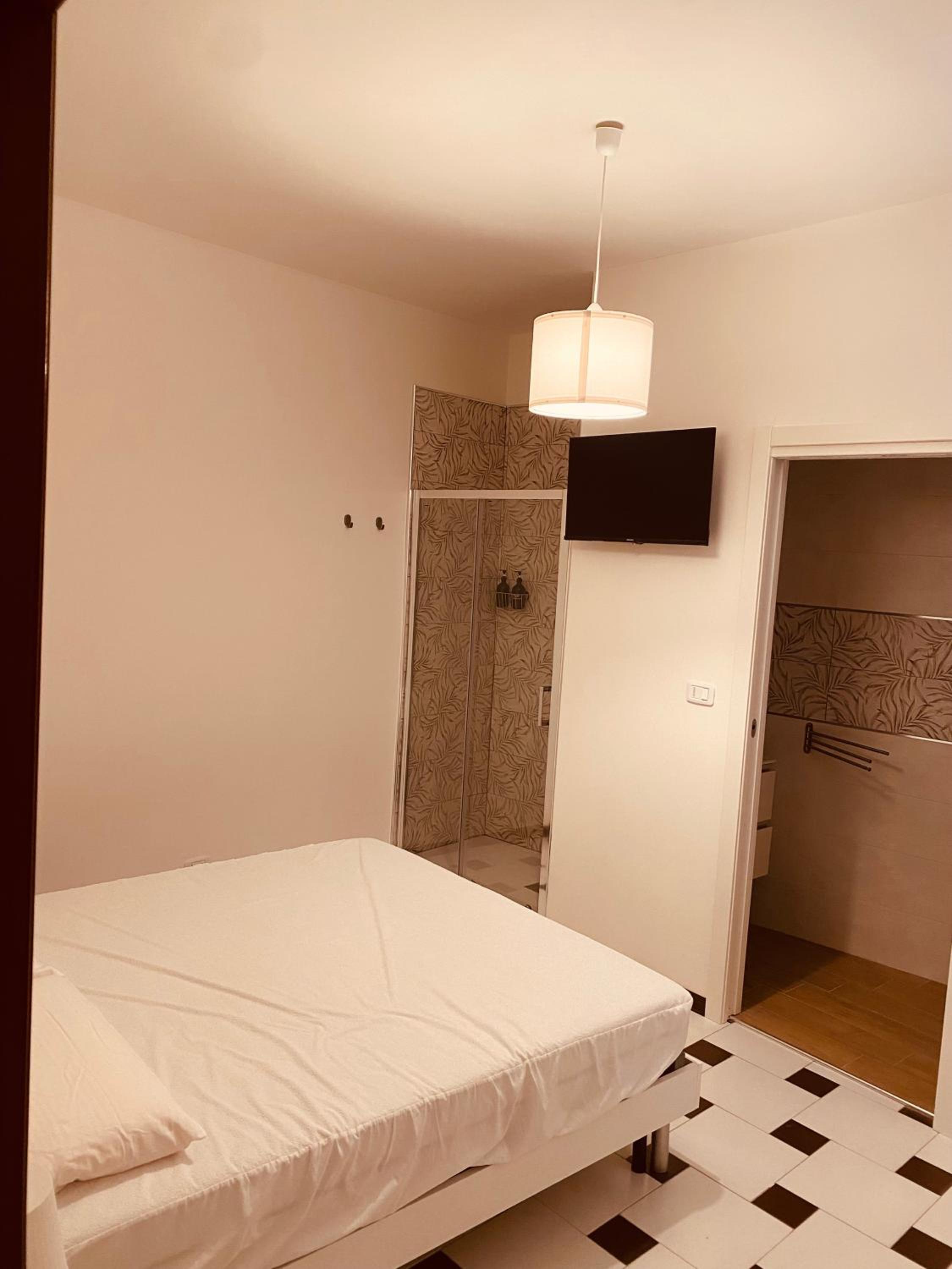 Double Room with Private Bathroom - Photo 4