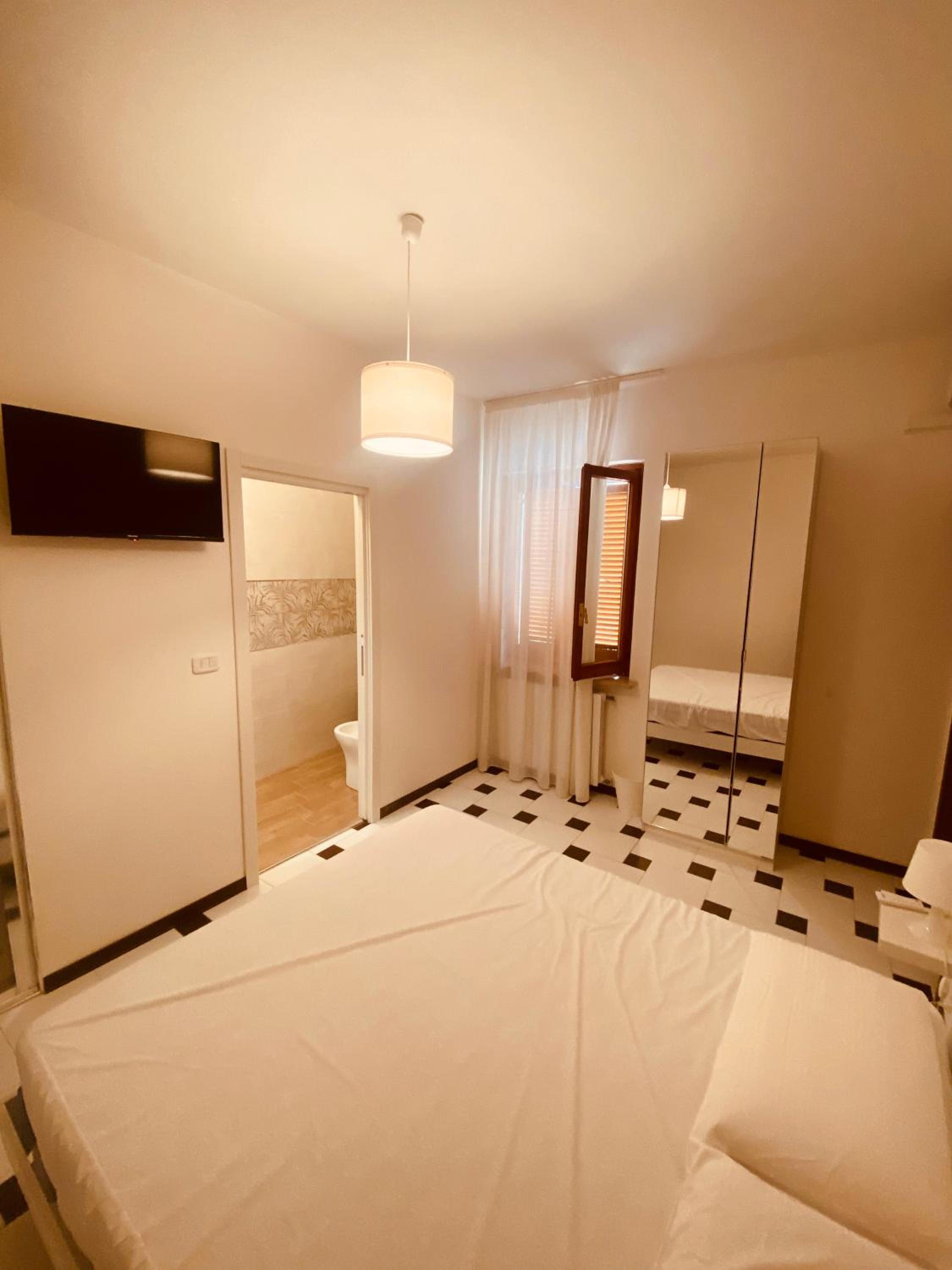 Double Room with Private Bathroom - Photo 2