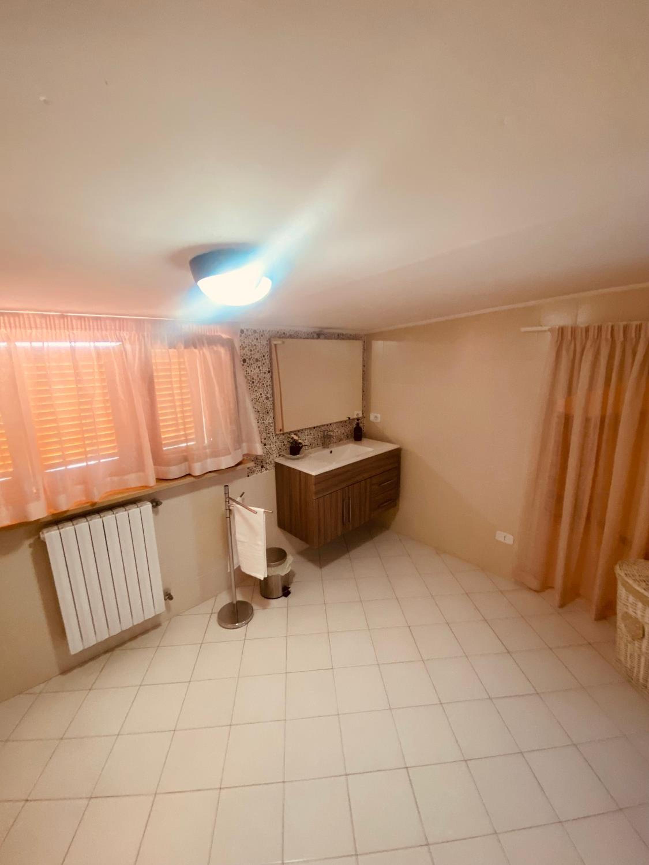 Quadruple Room with Private Bathroom - Photo 7