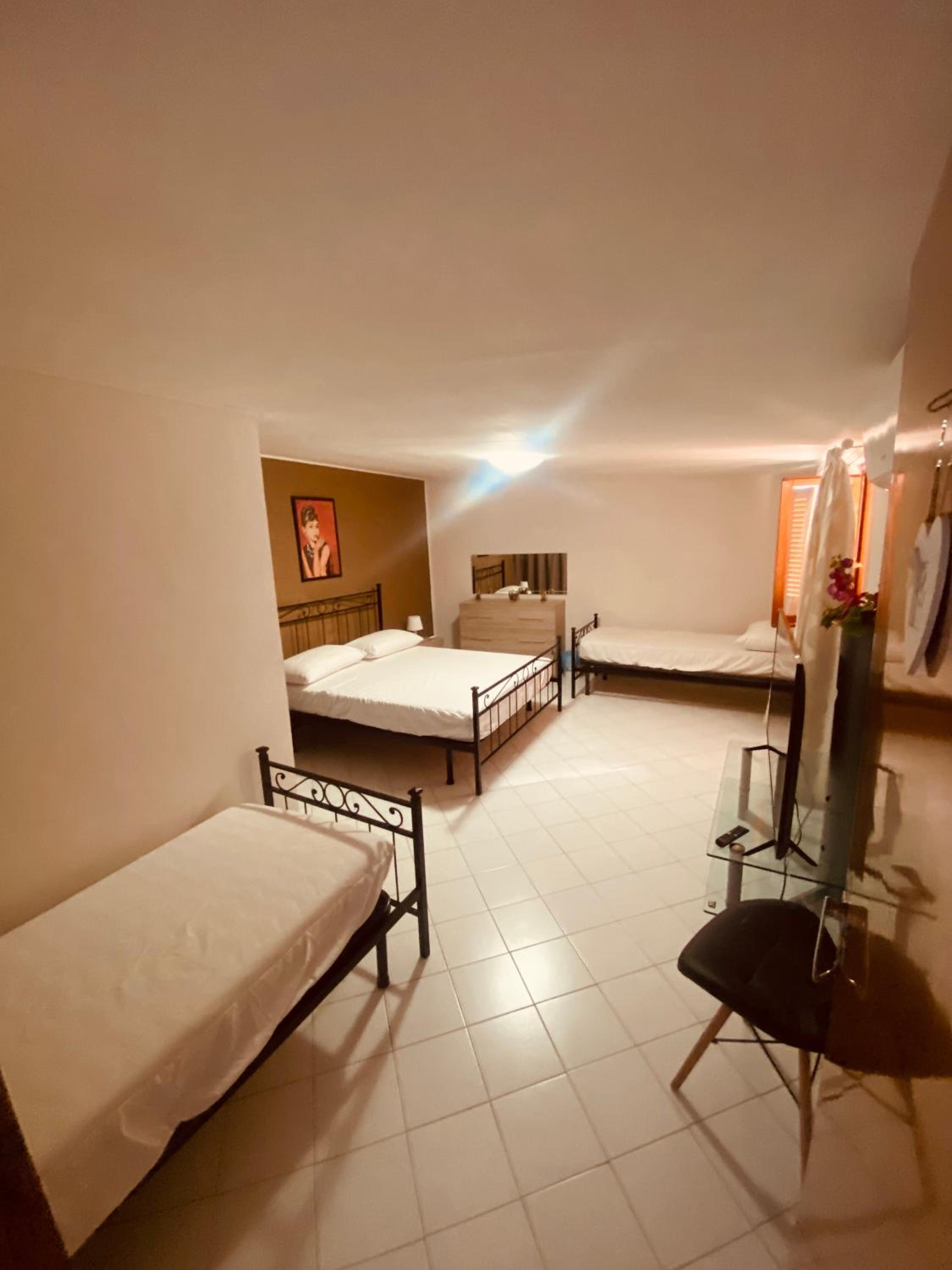 Quadruple Room with Private Bathroom - Photo 2