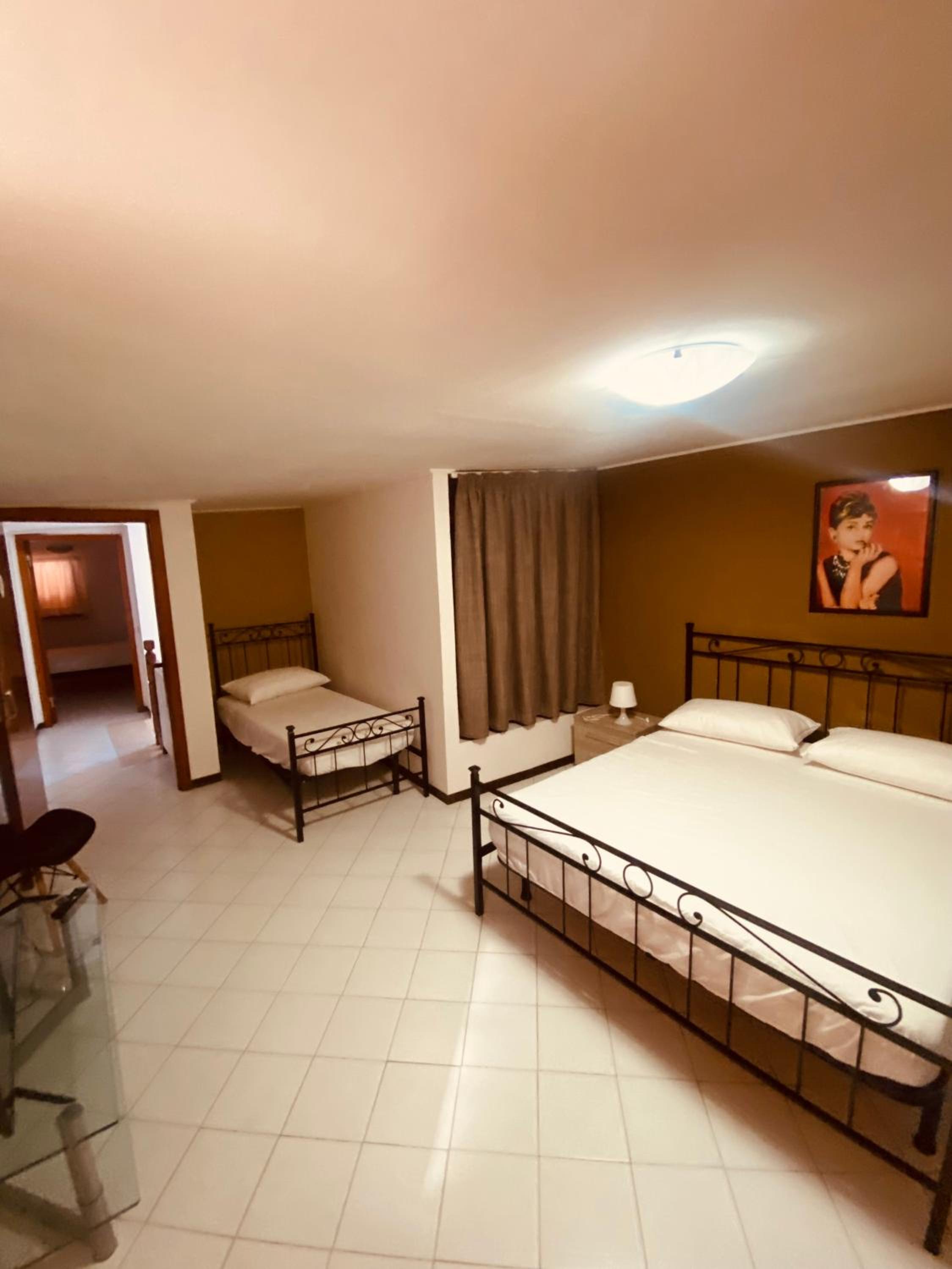 Quadruple Room with Private Bathroom - Photo 6