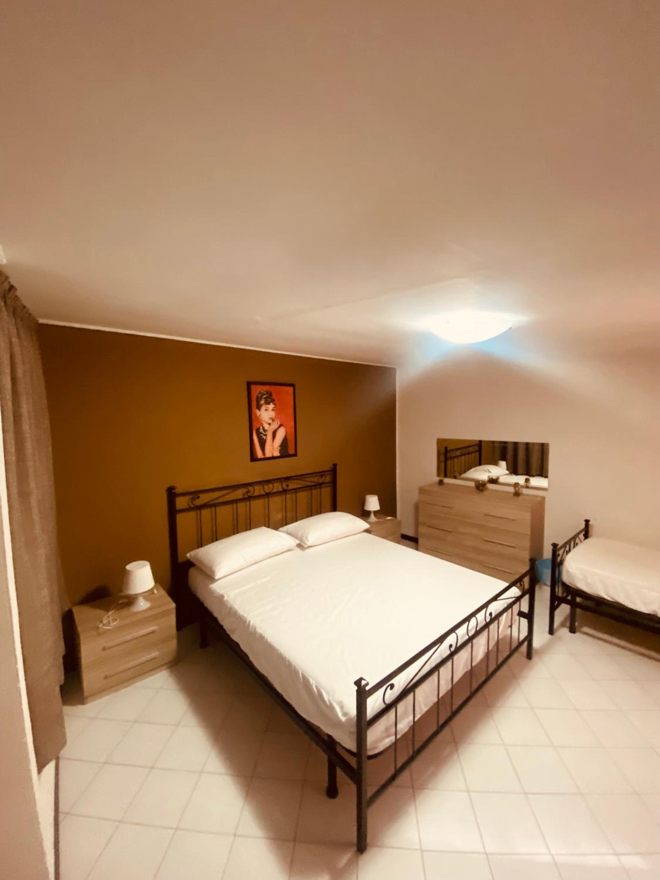 Quadruple Room with Private Bathroom - Photo 5