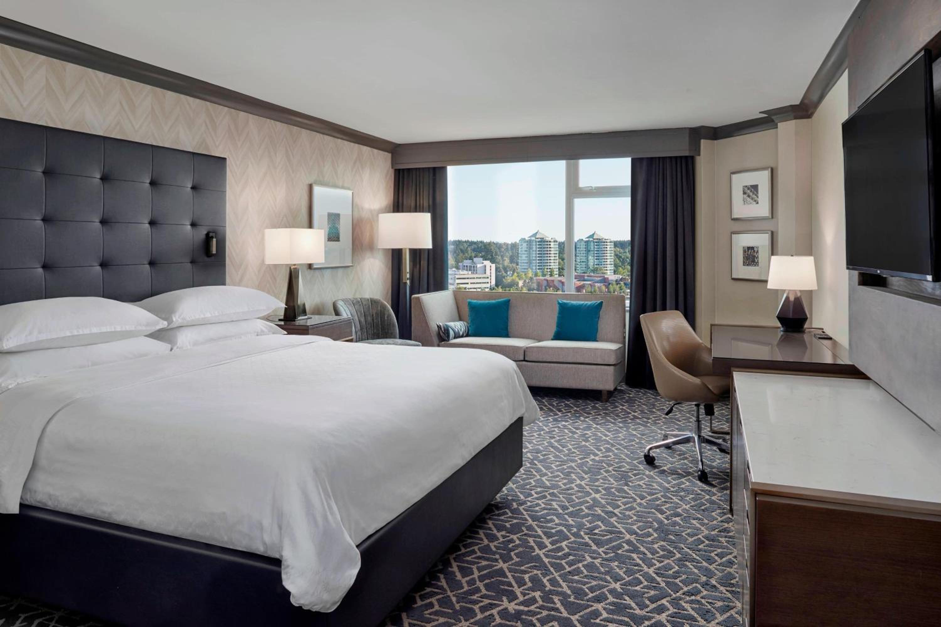 Deluxe King Room with Sofa Bed - Photo 1