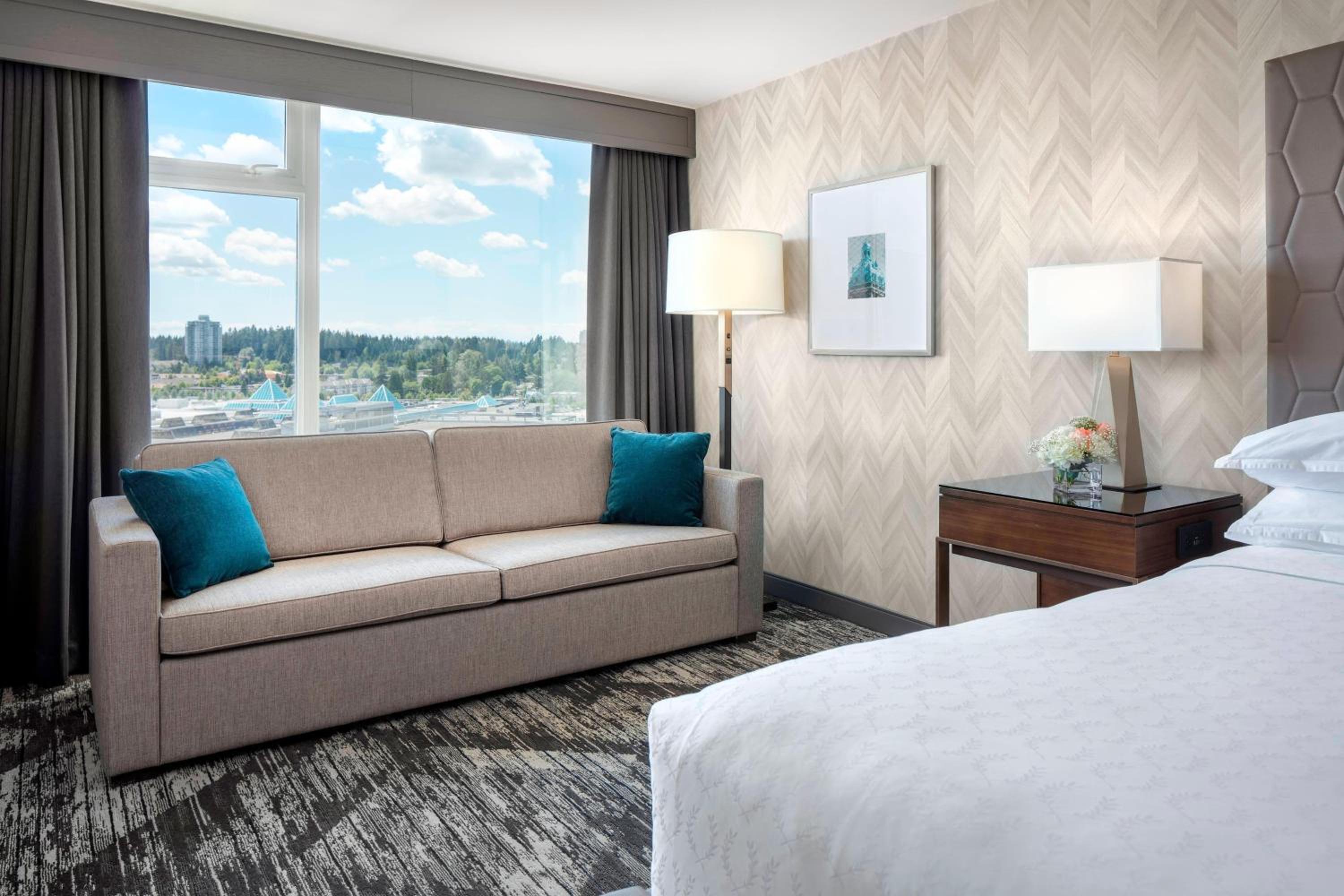 Deluxe King Room with Sofa Bed - Photo 4