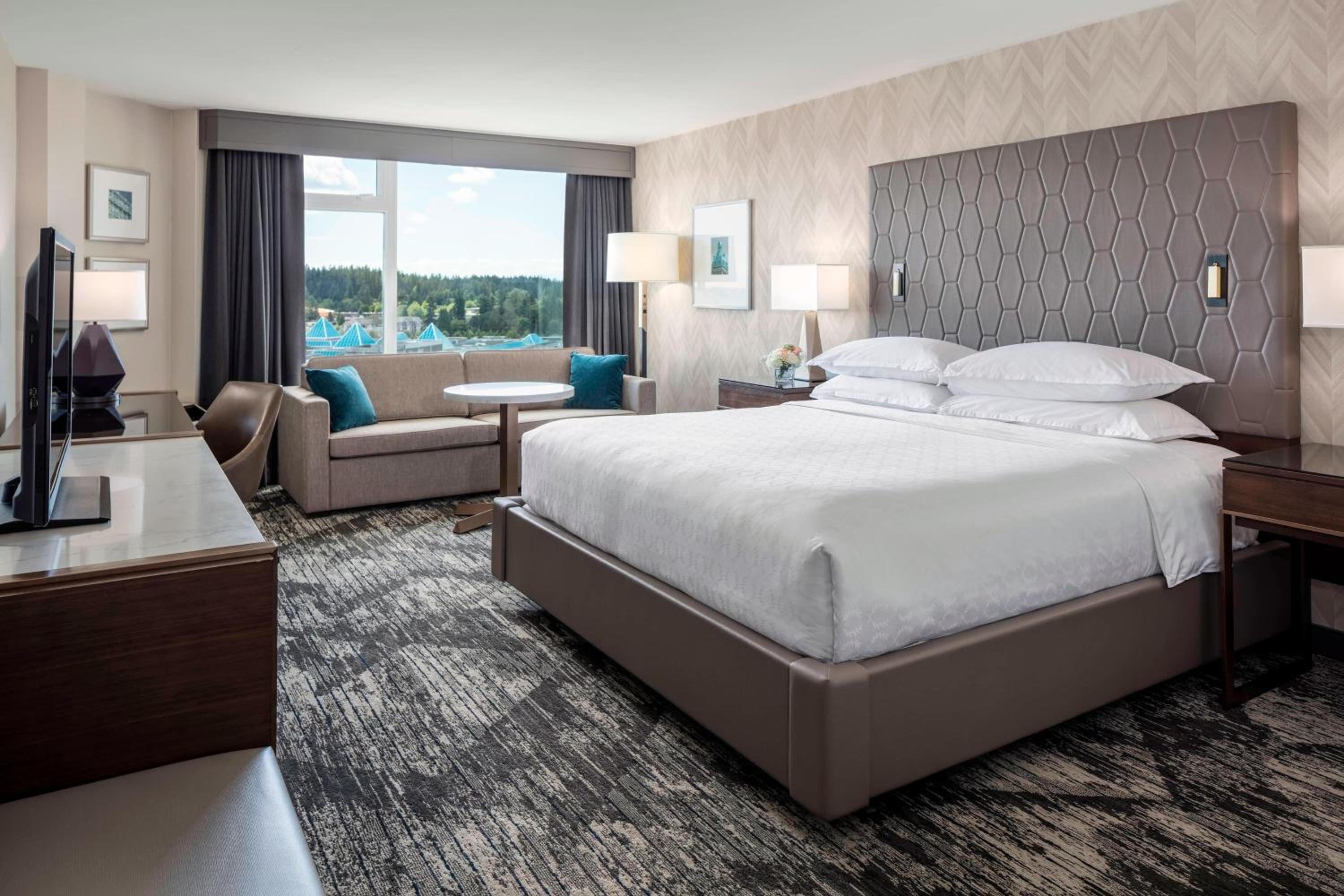Deluxe King Room with Sofa Bed - Photo 8