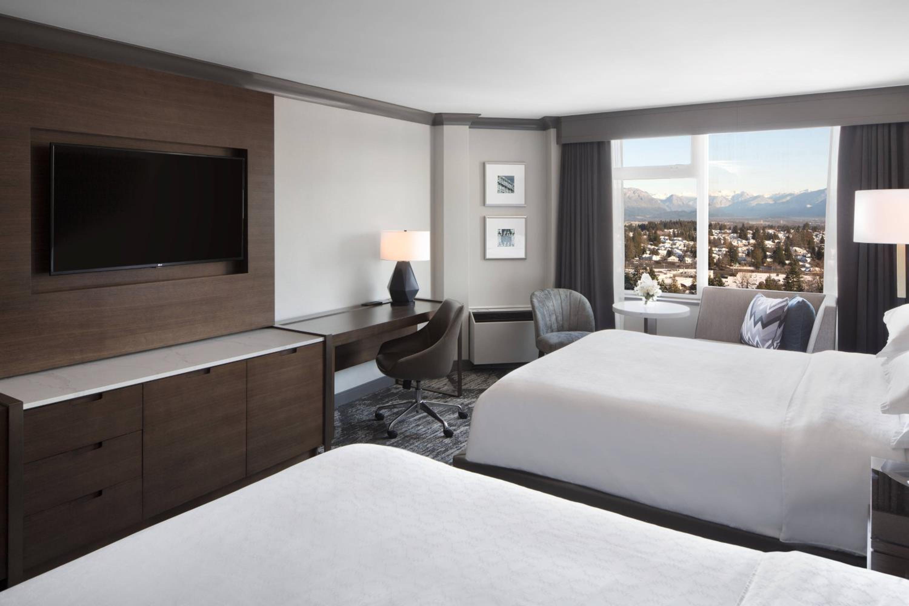 Club Queen Room with Two Queen Beds - Lounge Access - Photo 4