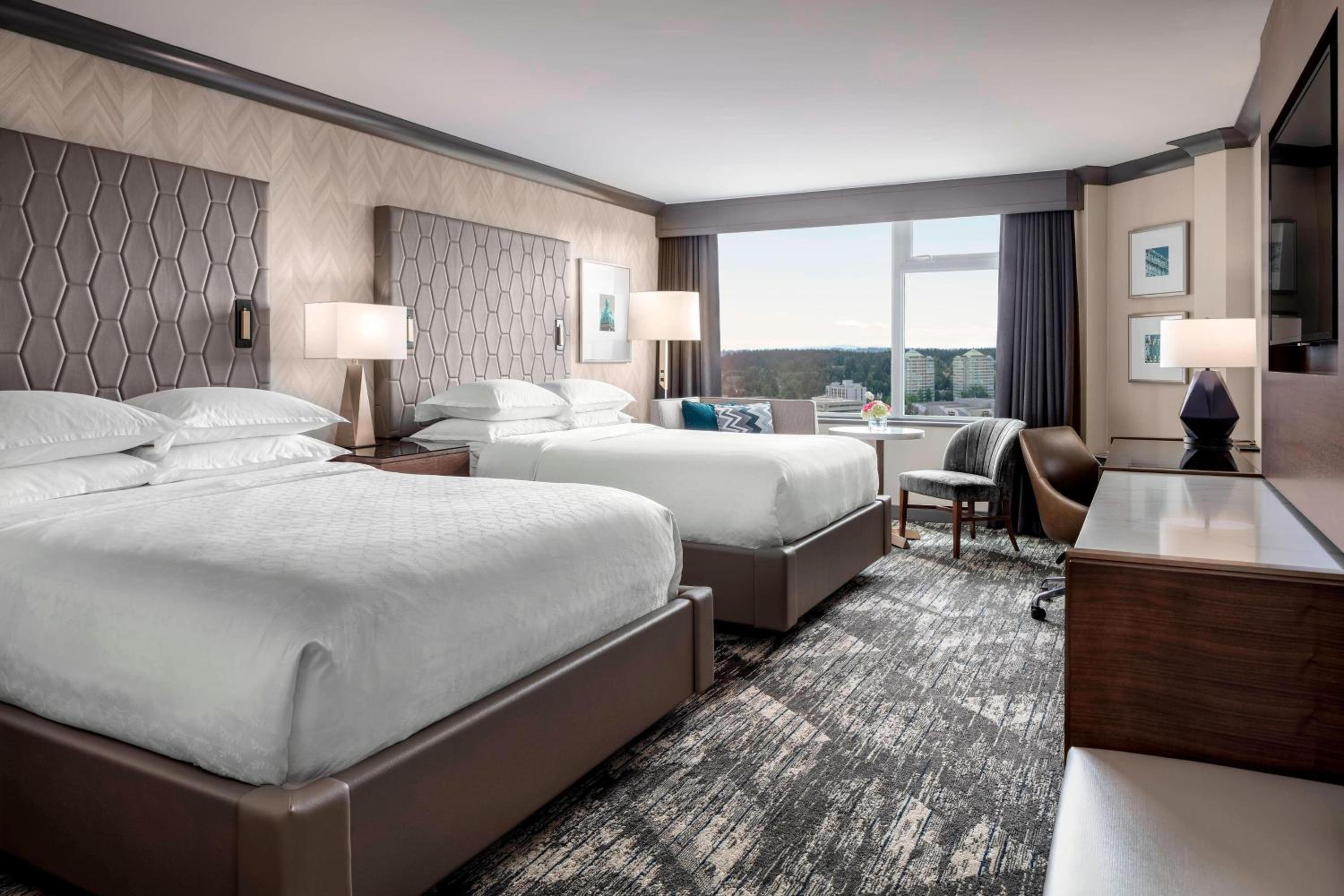 Club Queen Room with Two Queen Beds - Lounge Access - Photo 3