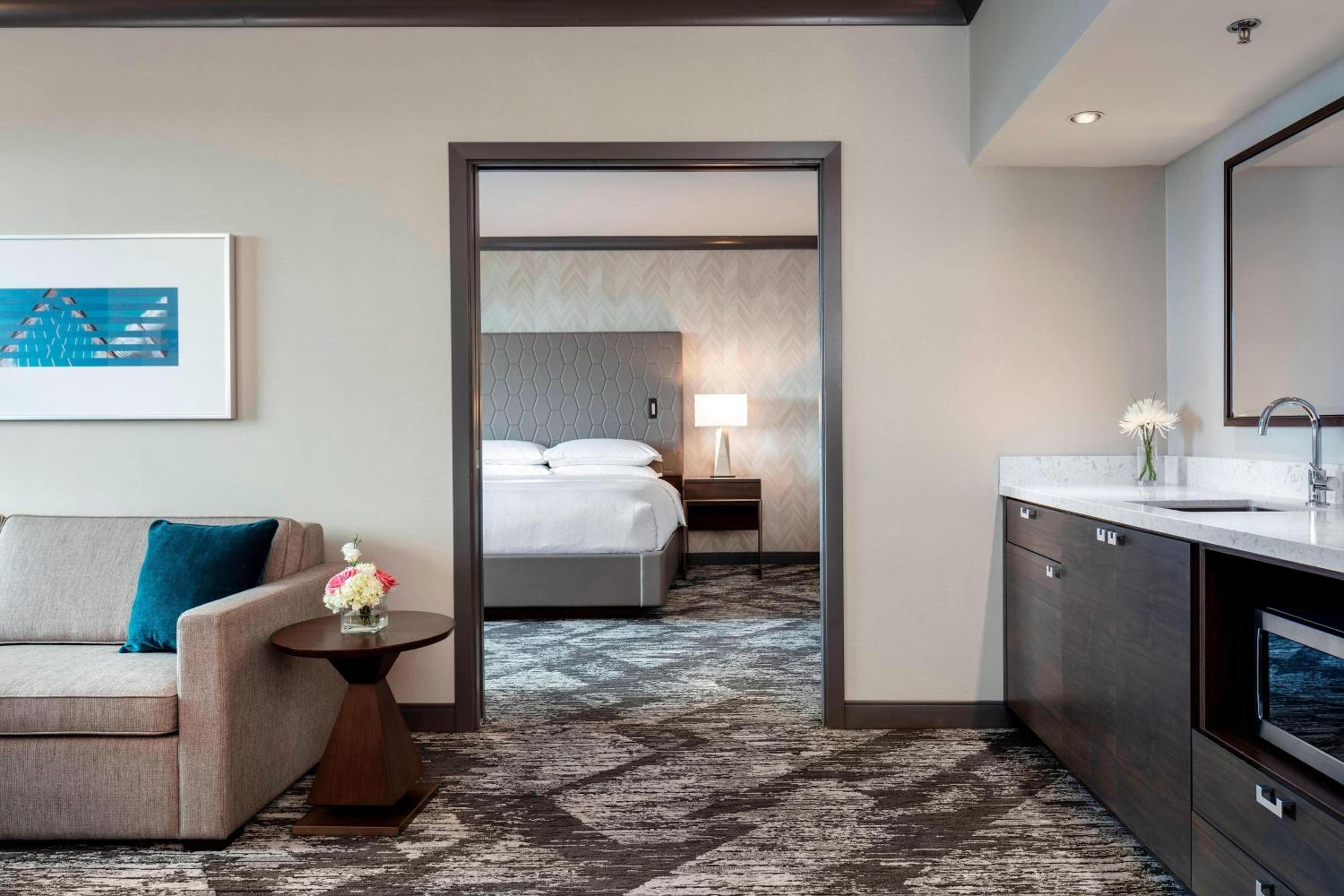 Penthouse King Suite with Sofa Bed - Lounge Access thumbnail 5