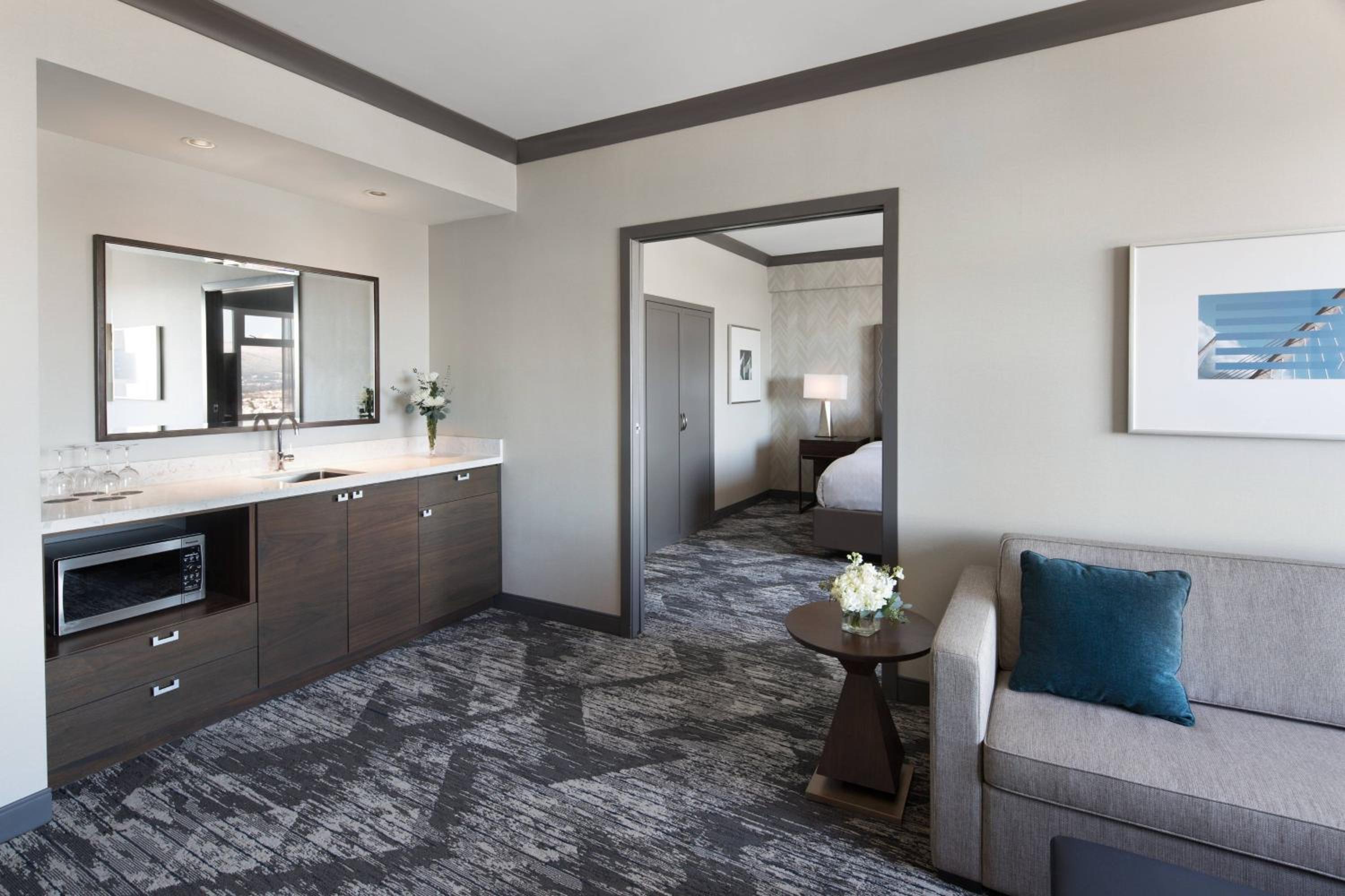 Penthouse King Suite with Sofa Bed - Lounge Access thumbnail 6