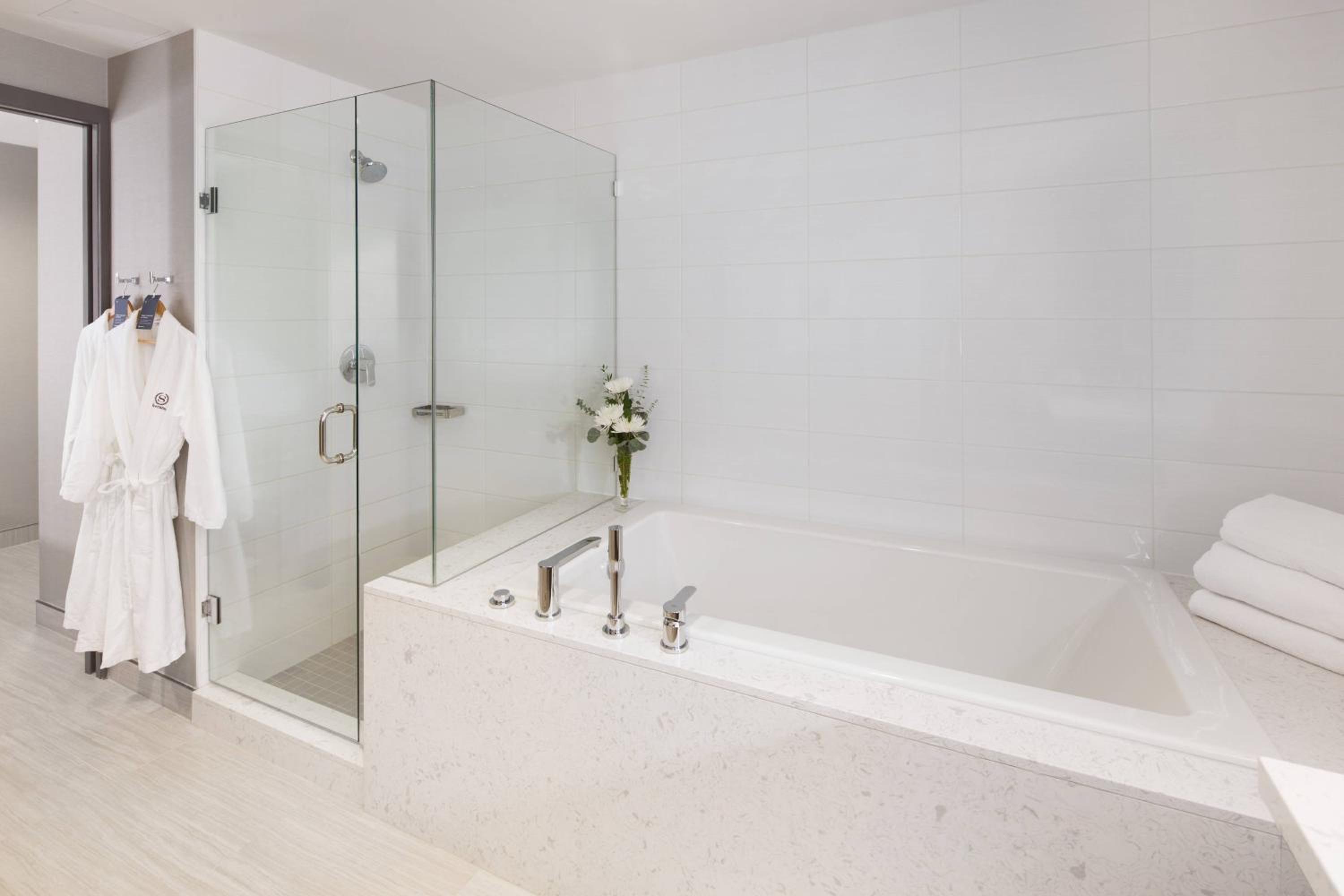 Penthouse King Suite with Sofa Bed - Lounge Access