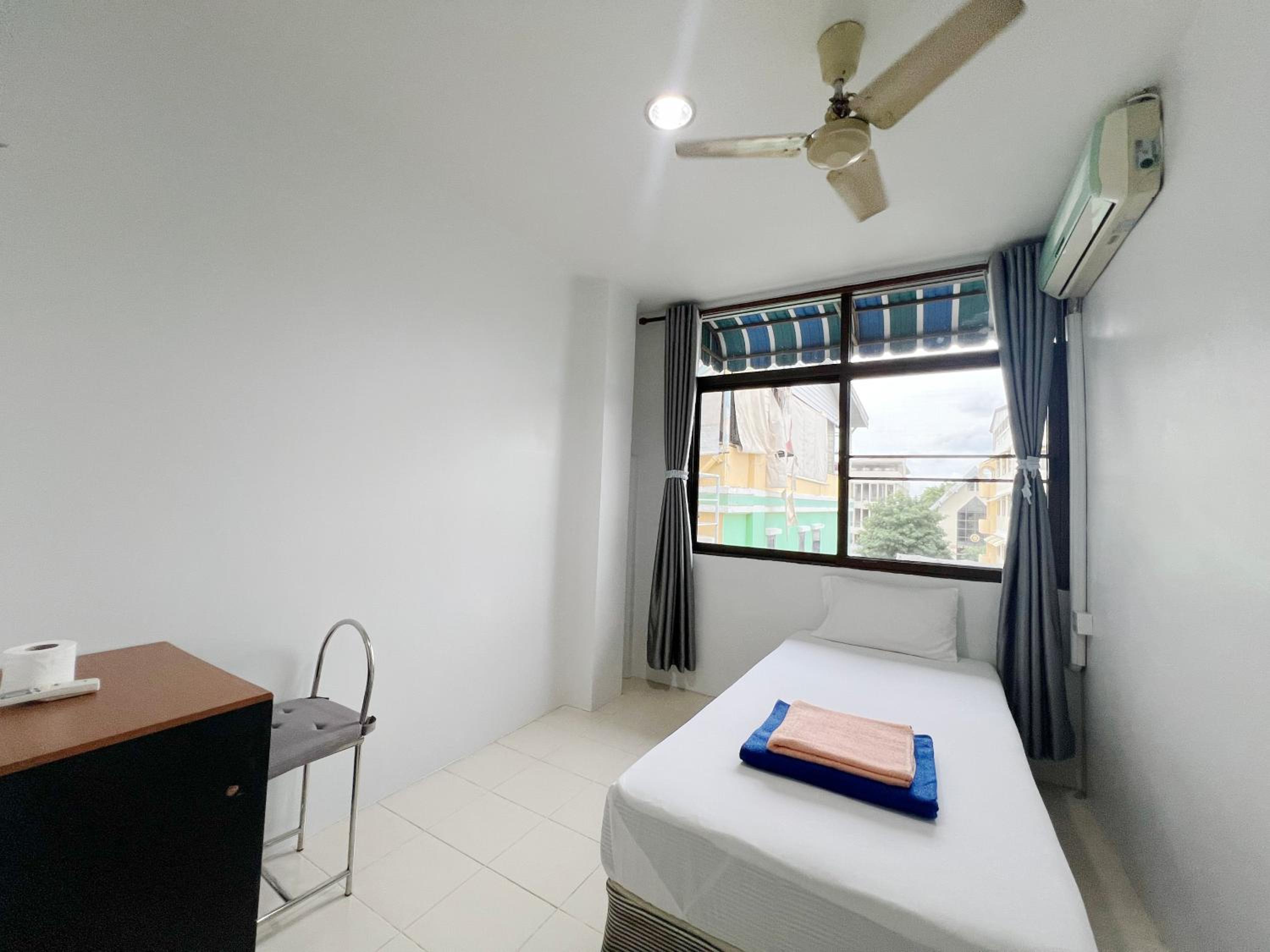 Single Room with Private Bathroom photo 3